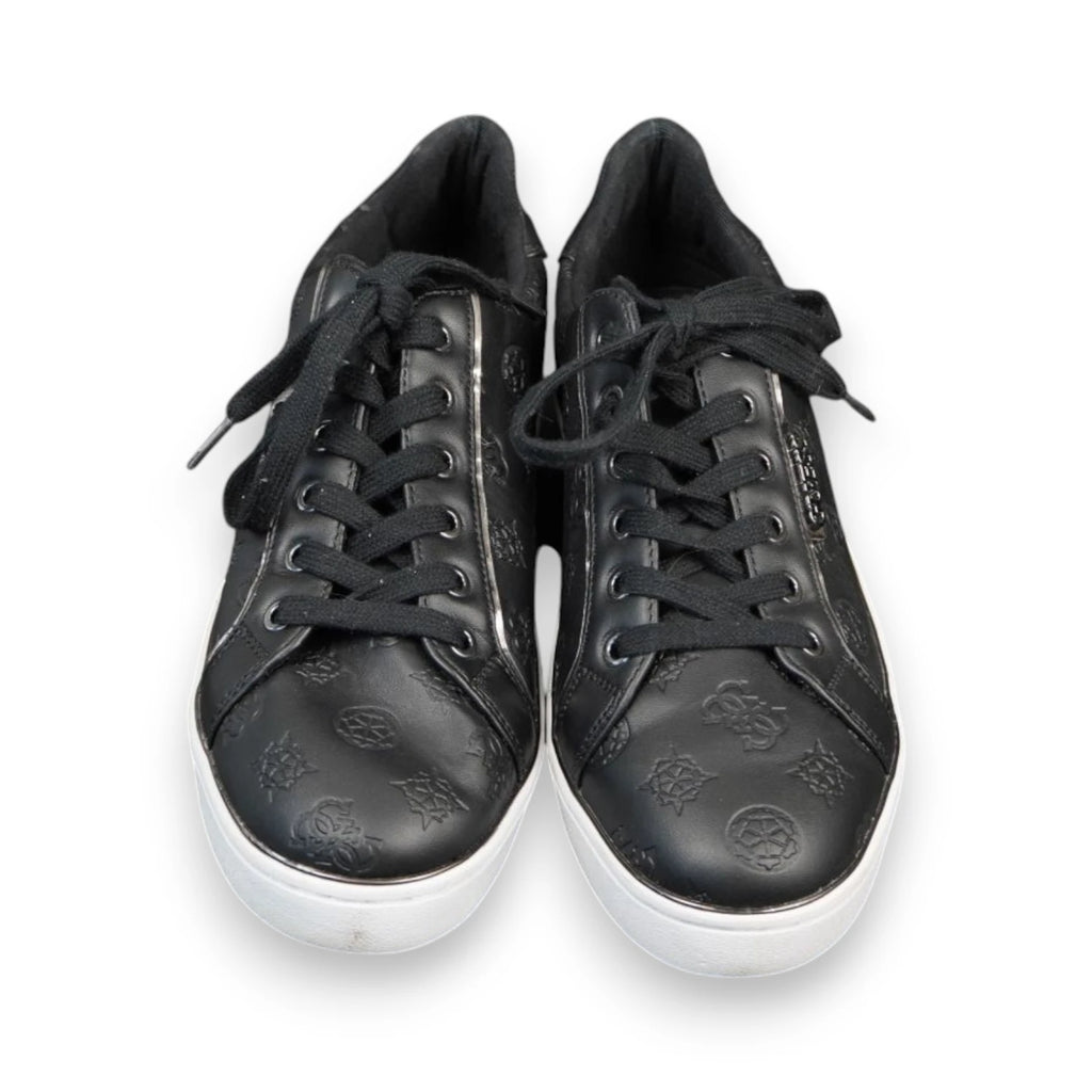 Vista frontale completa di un paio di scarpe sportive Guess nere monogram con suola bianca a contrasto
