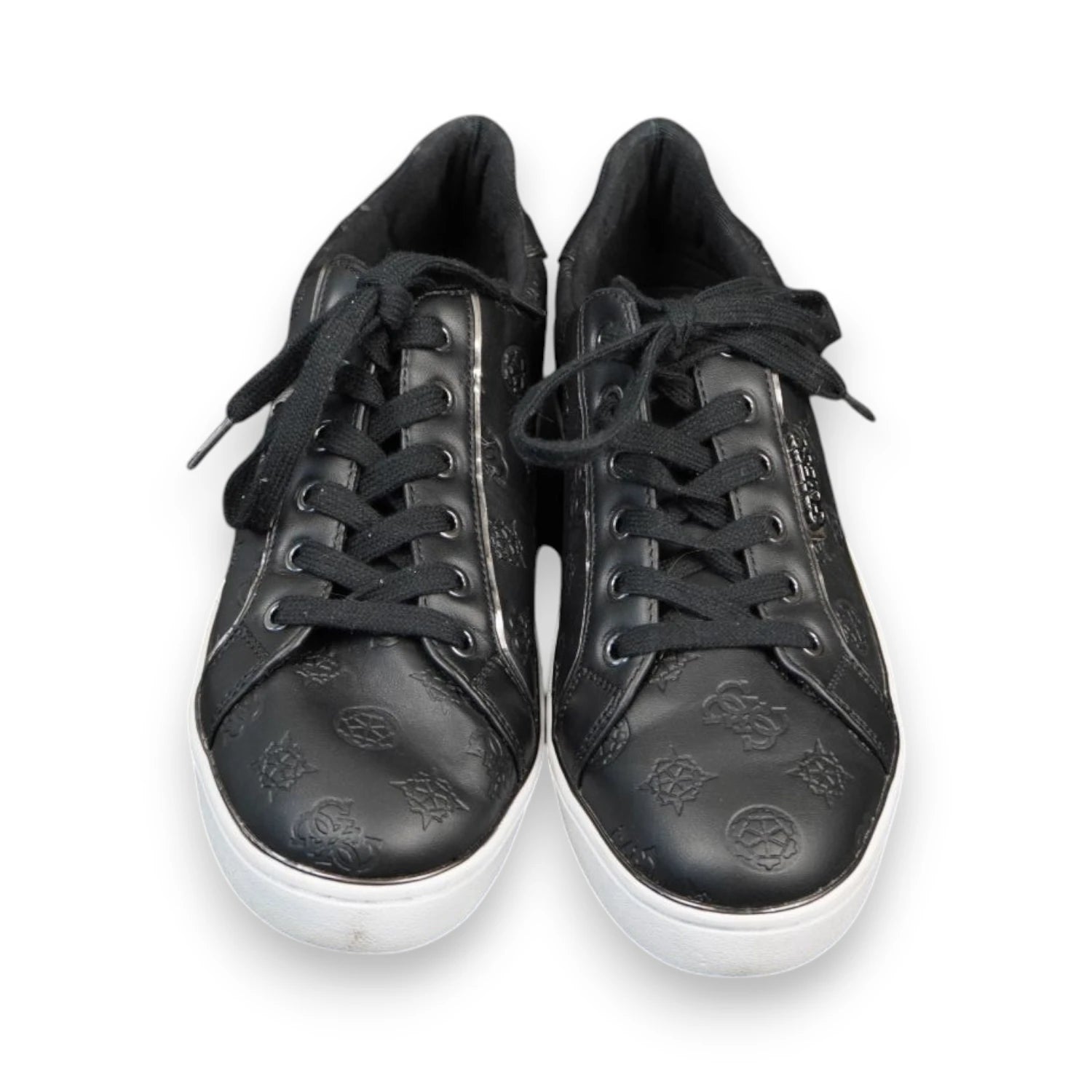 Vista frontale completa di un paio di scarpe sportive Guess nere monogram con suola bianca a contrasto