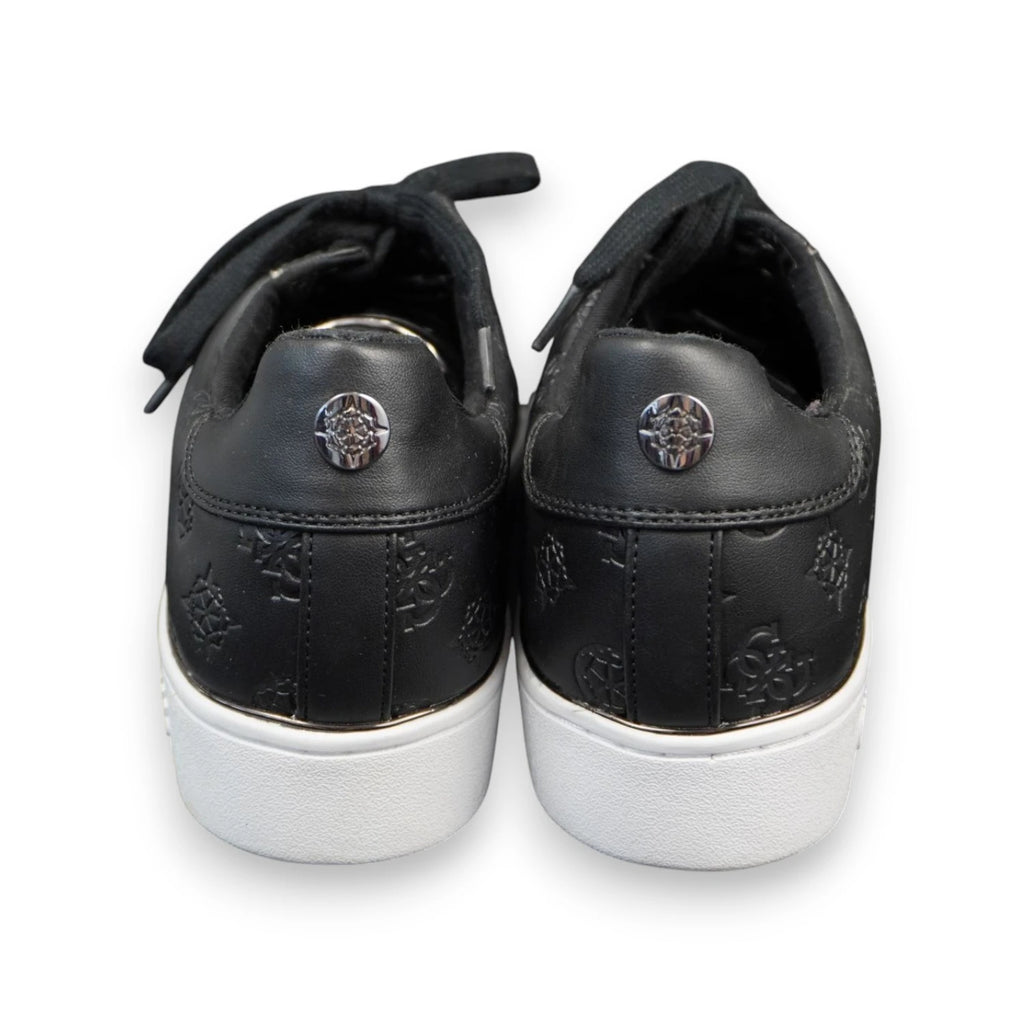 Profilo posteriore dei talloni delle sneakers Guess nere con bottoni metallici logati e finiture cromate