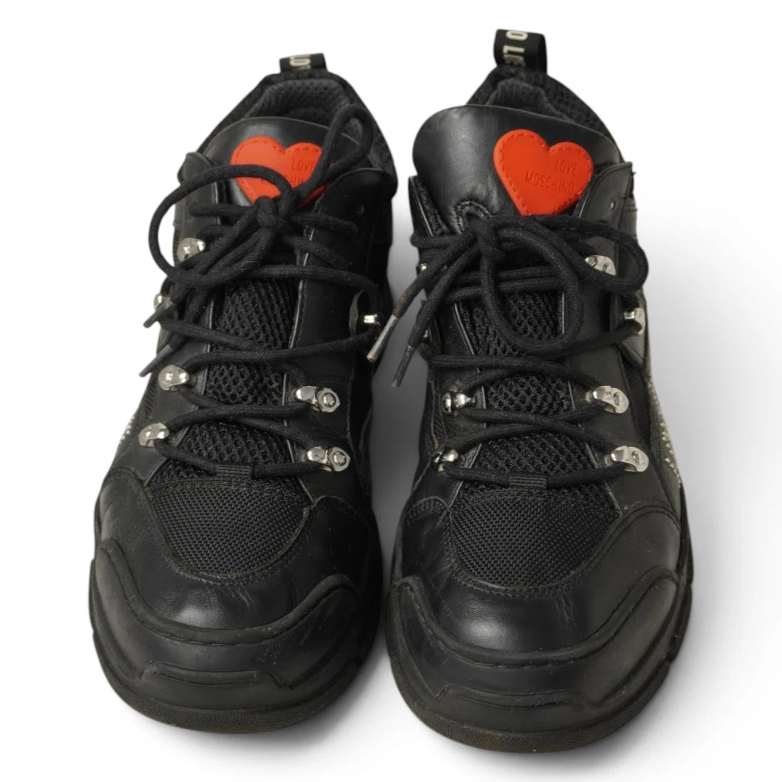 Coppia di scarpe da ginnastica Love Moschino usate con ganci da trekking e inserto a cuore viste dall'alto.