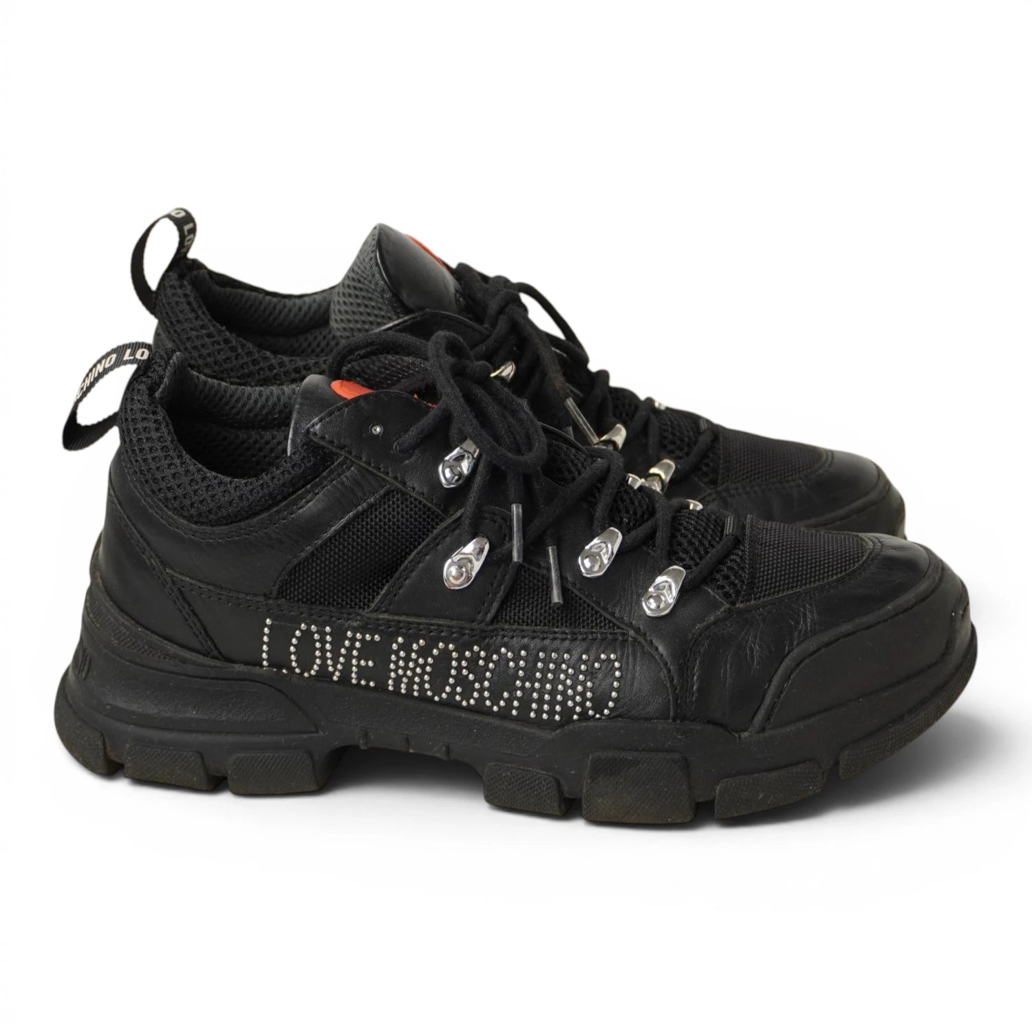Profilo laterale completo delle sneakers chunky Love Moschino che mostra l'altezza della suola platform in gomma.
