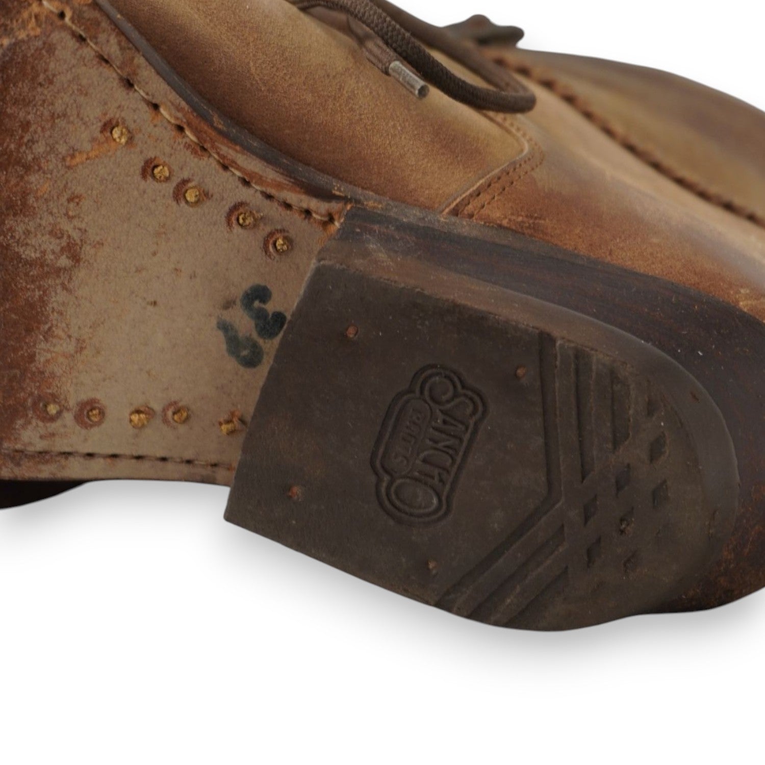  Dettaglio del sotto-tacco in gomma antiscivolo con logo inciso originale Sancho Boots.