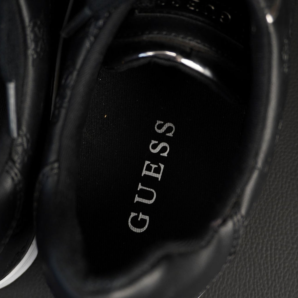 Vista dall'alto dell'interno della sneaker Guess con scritta del brand stampata in argento sulla soletta