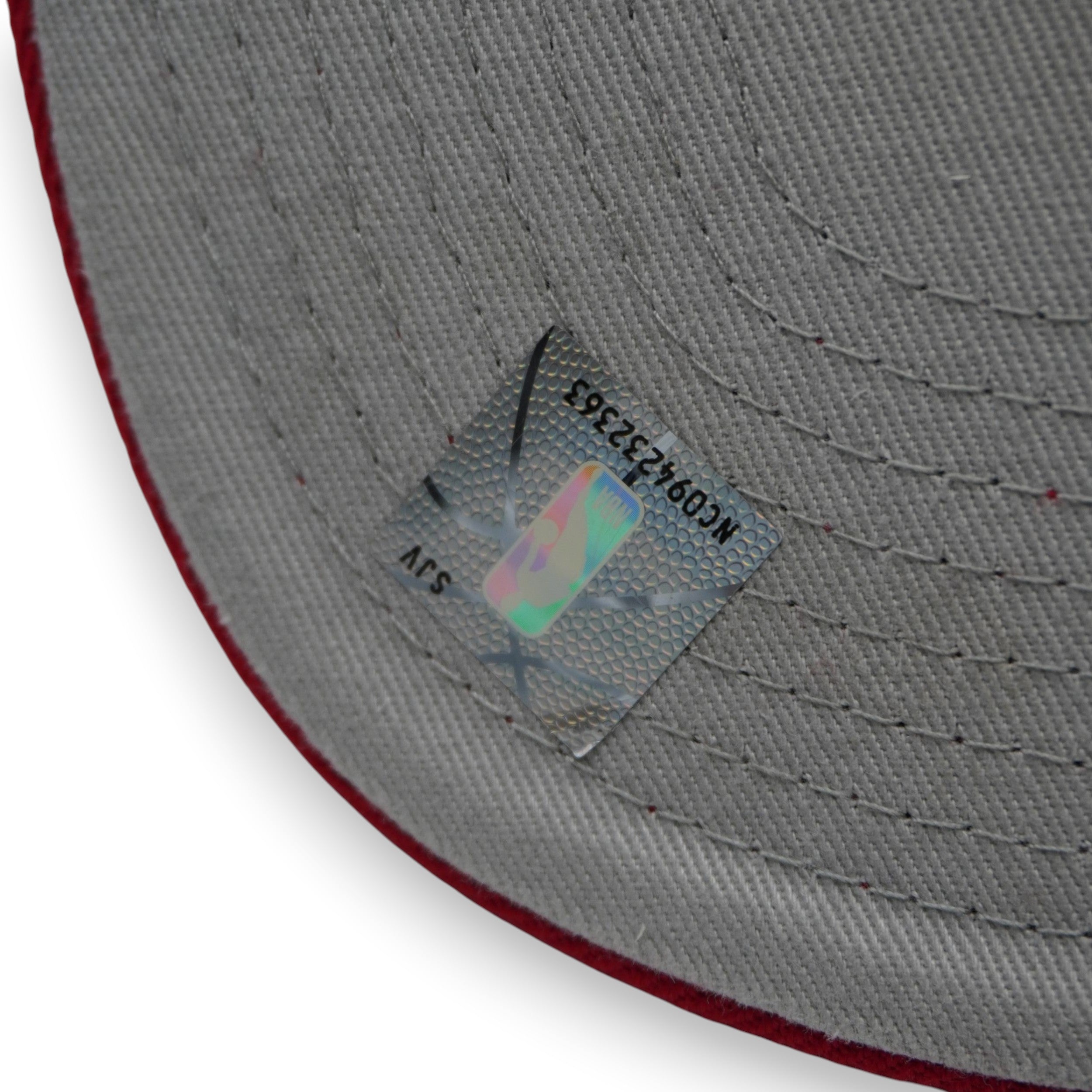 Vista del sottovisiera grigio vintage con ologramma ufficiale NBA numerato per certificare l'originalità del prodotto.