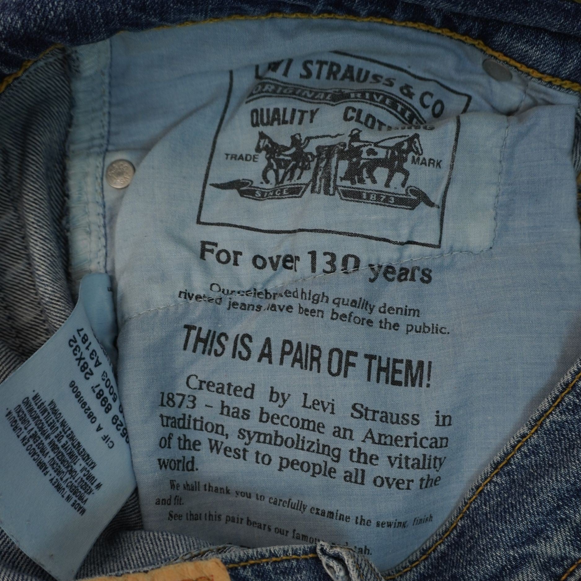 Dettaglio del testo istituzionale stampato sulla fodera in tessuto della tasca interna dei jeans Levi's 529 originali.