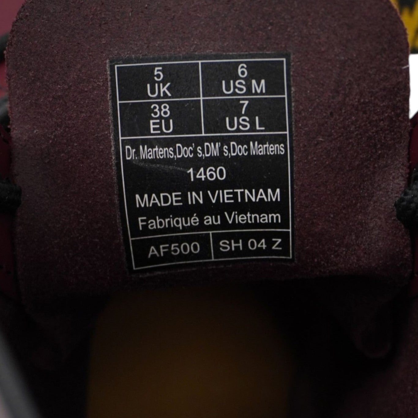 Primo piano della stampigliatura bianca interna sulla tomaia che indica la taglia 38 EU, 5 UK e la manifattura Made in Vietnam.