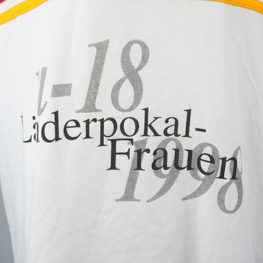 Macro della stampa serigrafica storica bicolore 1-18 Landerpokal-Frauen 1998 sul fronte della t-shirt da calcio vintage.