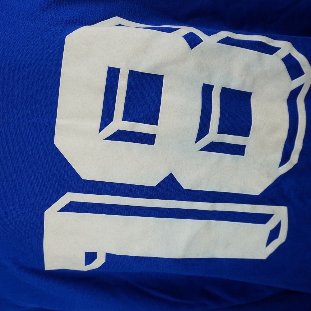 Particolare del numero 18 bianco con font squadrato a effetto 3D ombreggiato sul retro