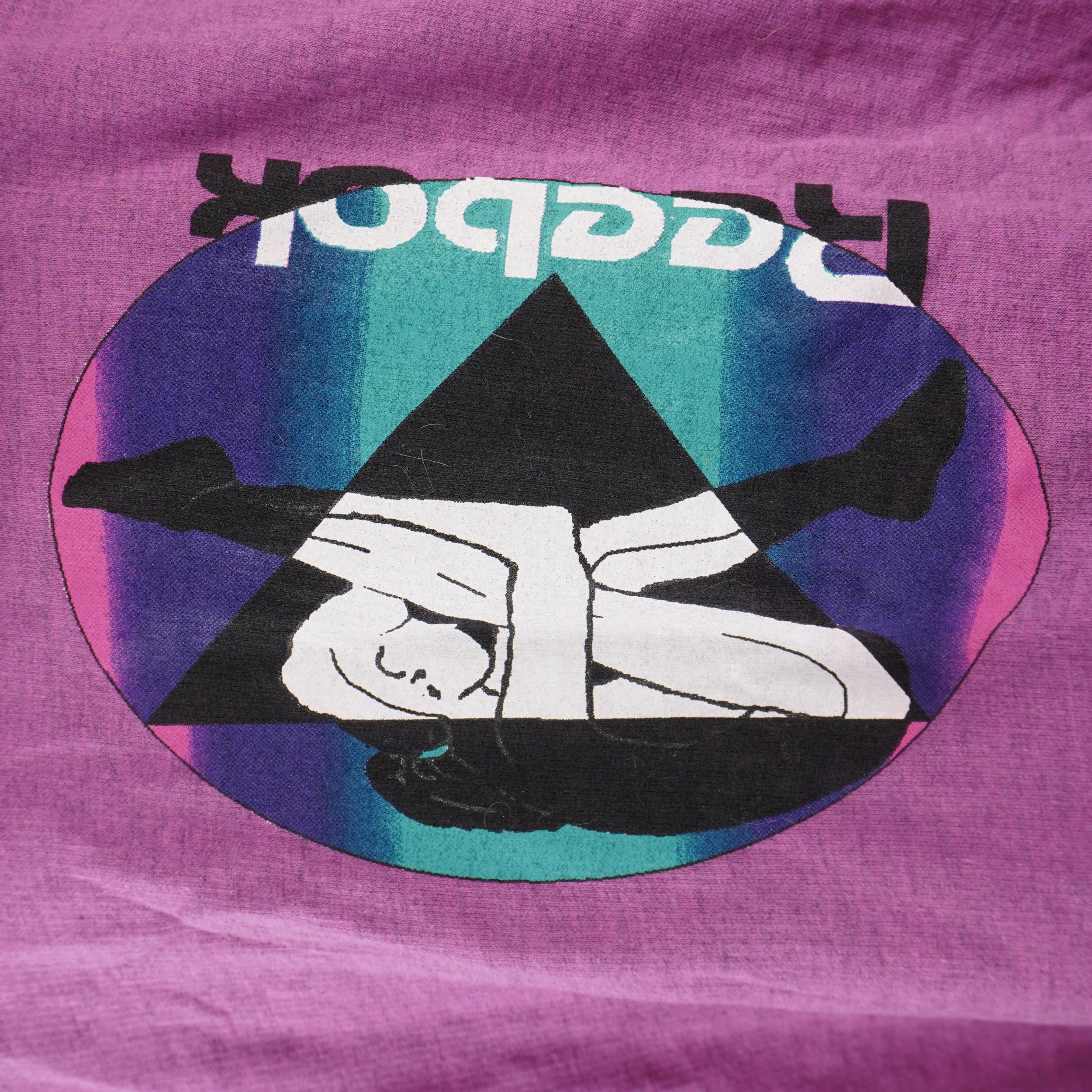 Macro della stampa serigrafica posteriore tonda in stile vaporwave con illustrazione geometrica di una ginnasta e scritta Reebok.