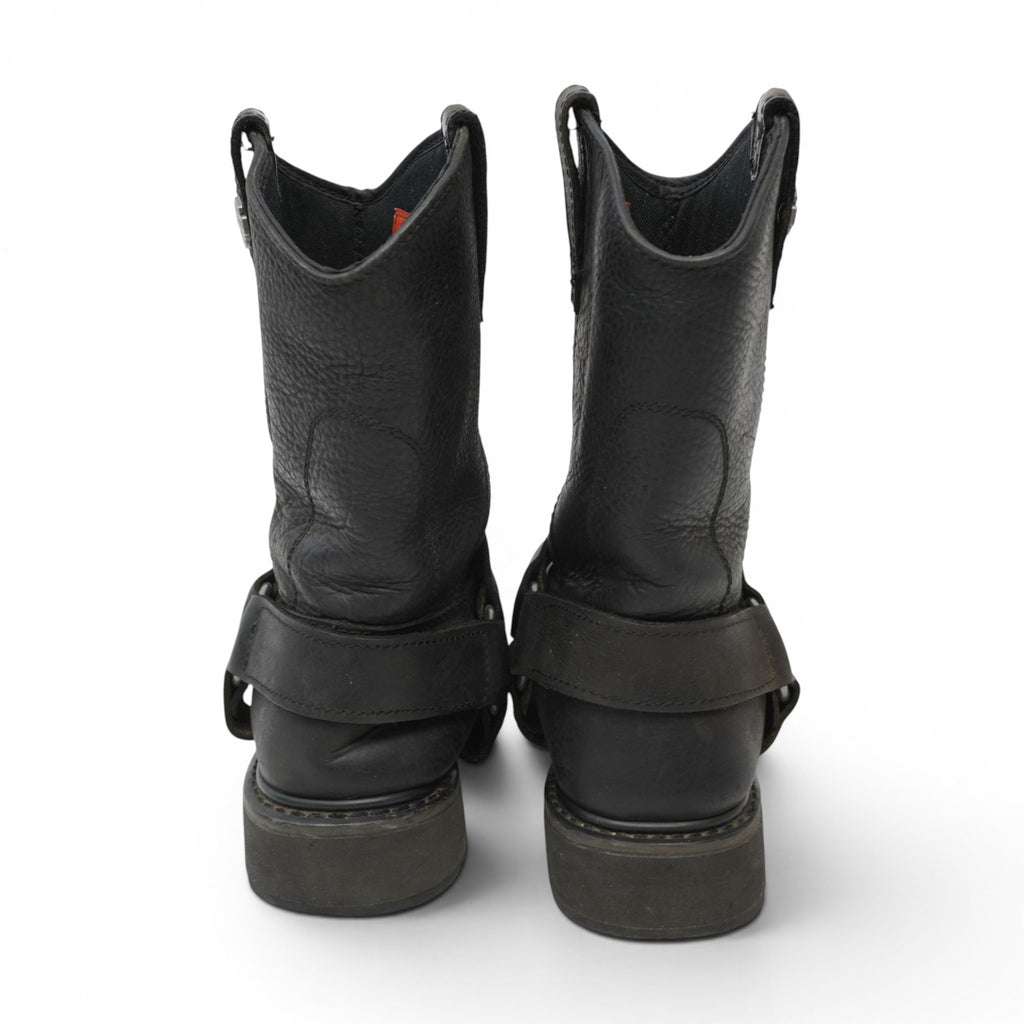 Vista posteriore degli stivali da moto Harley-Davidson con focus sul tallone e sulle cinghie harness in pelle.