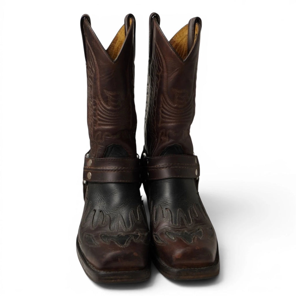 Paio di stivali alti stile biker e western Sancho Abarca Boots 5859 Showoff in pelle visti di fronte su sfondo bianco.