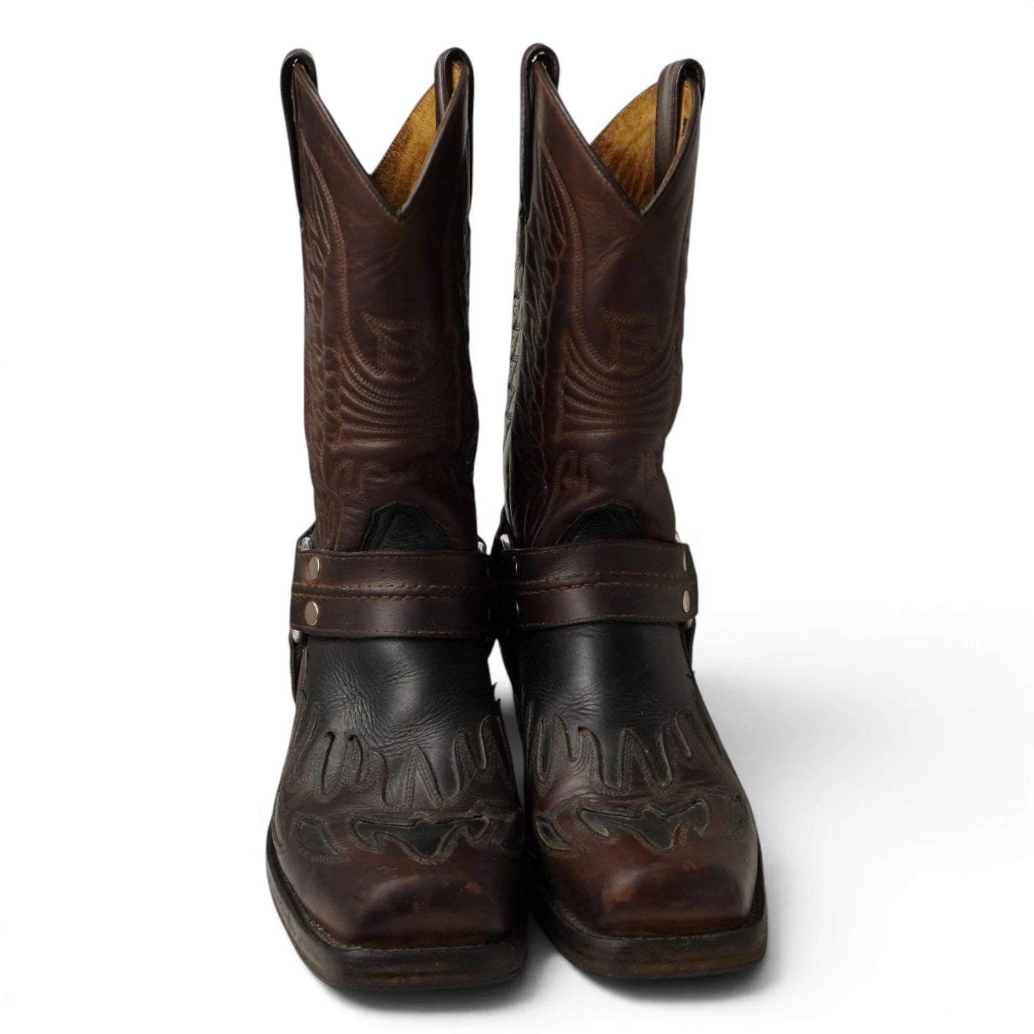 Paio di stivali alti stile biker e western Sancho Abarca Boots 5859 Showoff in pelle visti di fronte su sfondo bianco.