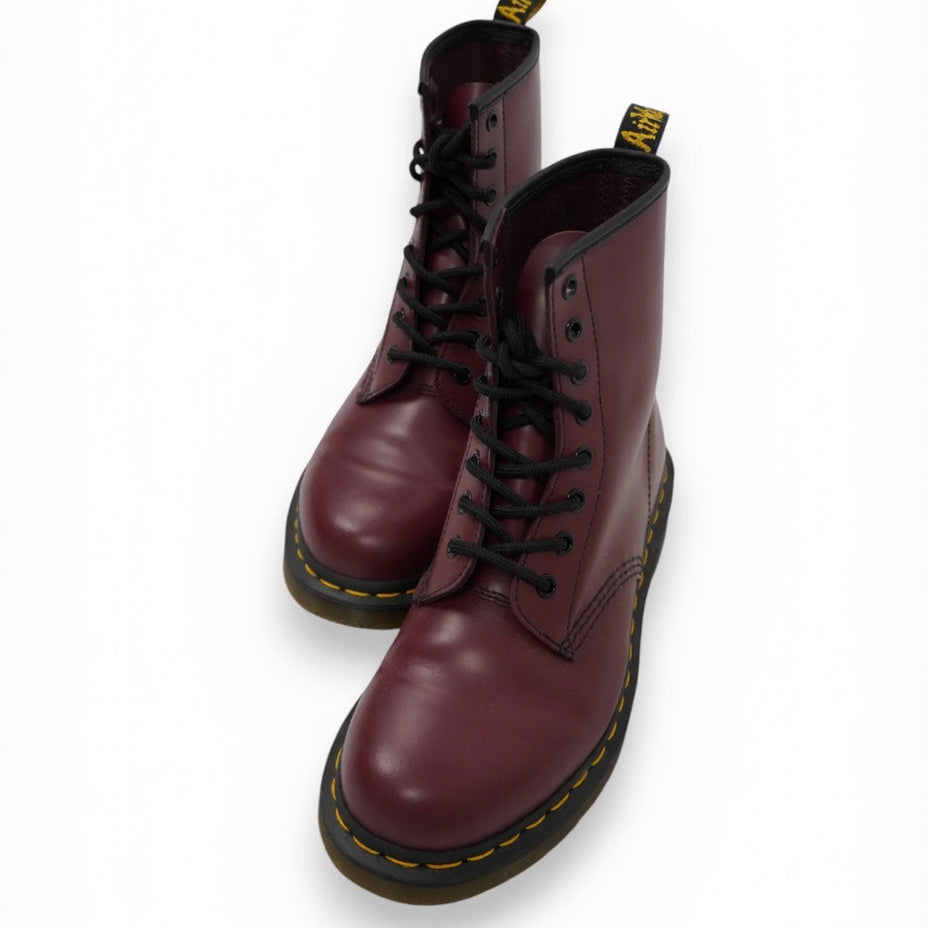 Vista frontale dall'alto di un paio di stivali anfibi Dr. Martens 1460 in pelle bordeaux cherry red con lacci neri.