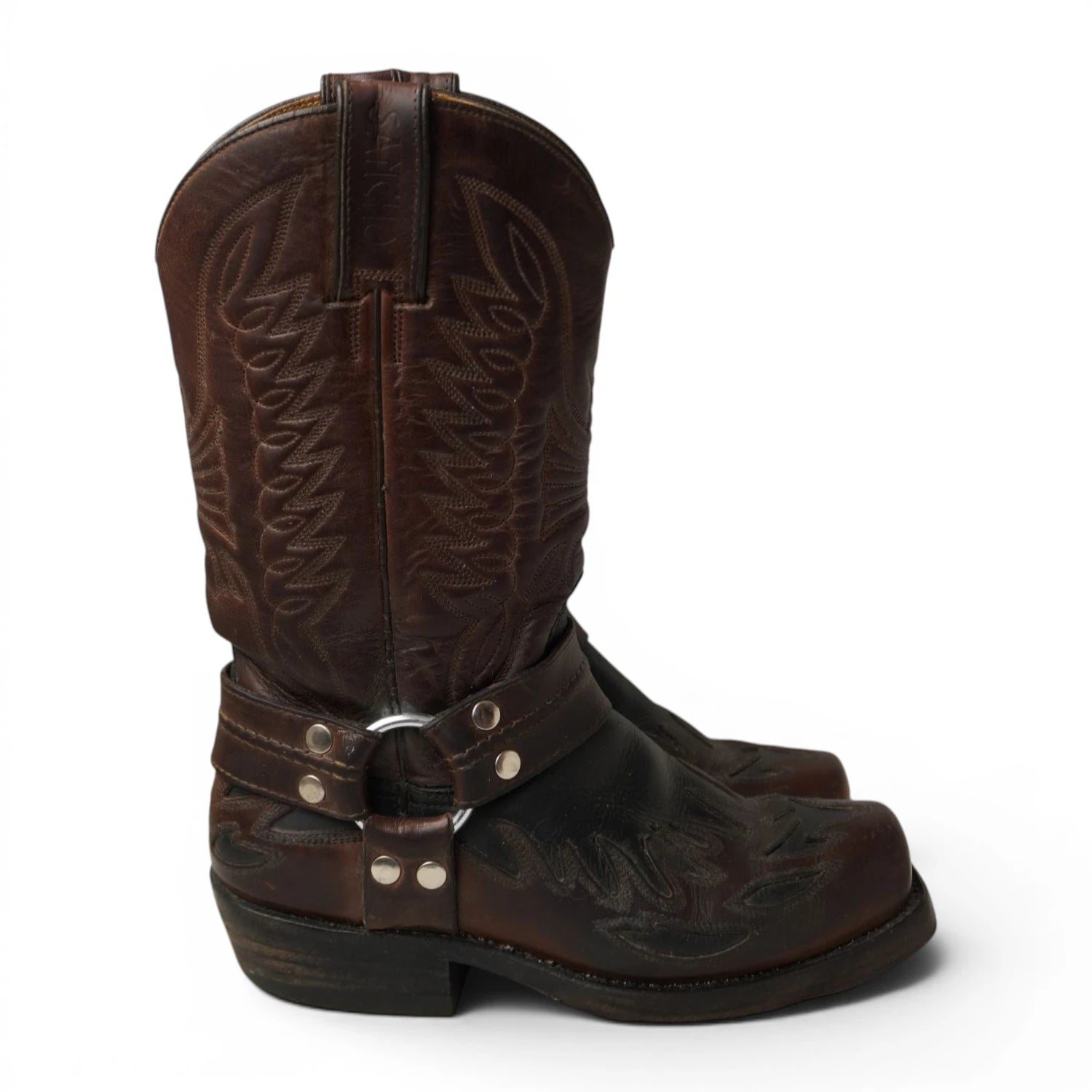 Profilo laterale esterno dello stivale Sancho Boots con focus sul cinturino harness, l'anello in acciaio e il tacco cubano.