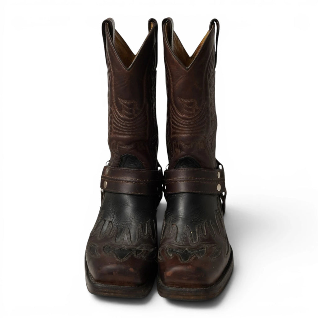 Vista frontale della coppia di stivali da cowboy Sancho Boots con cinturini a borchie sulle caviglie.
