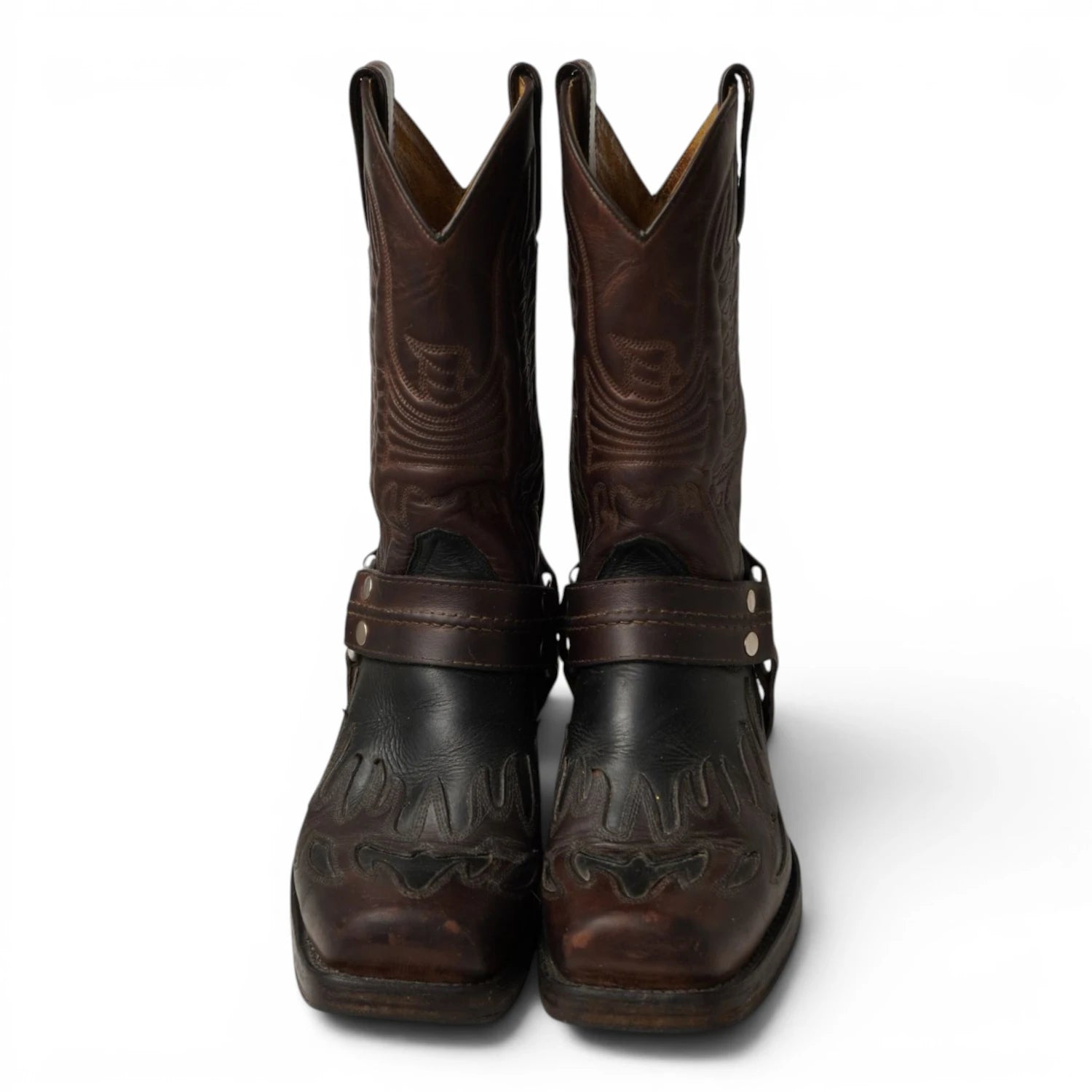 Vista frontale della coppia di stivali da cowboy Sancho Boots con cinturini a borchie sulle caviglie.