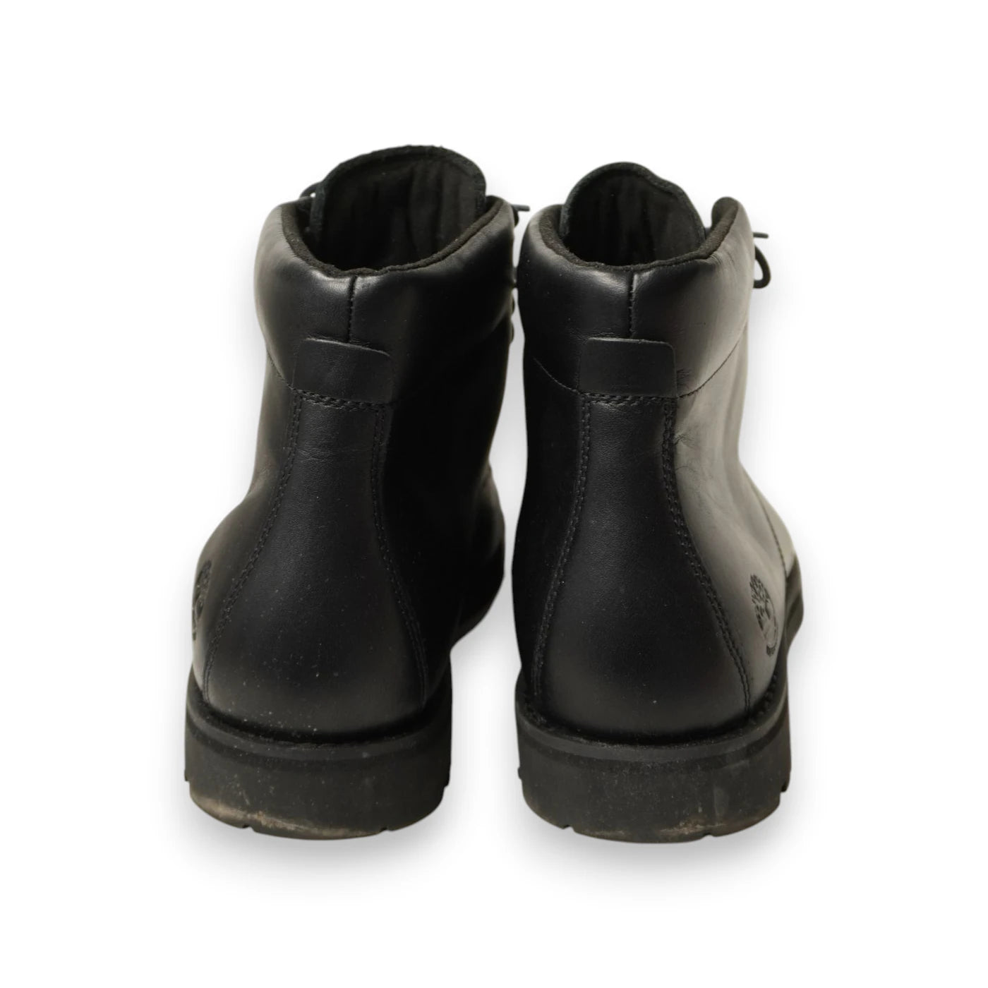 Retro degli stivaletti Timberland neri con focus sul colletto imbottito della caviglia e sulle cuciture del tallone.