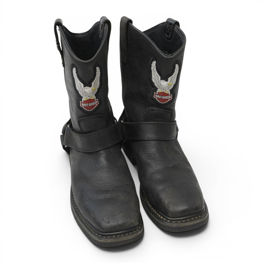 Coppia di stivali biker da uomo Harley-Davidson Patriot Eagle in pelle nera visti dall'alto su sfondo bianco.