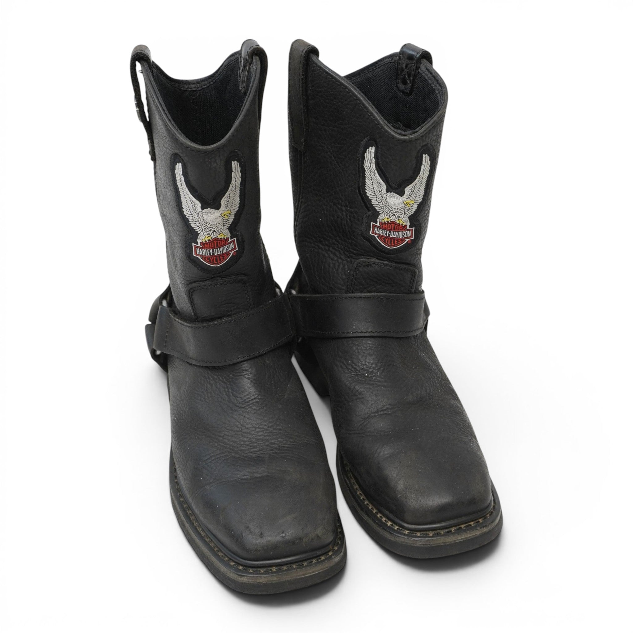Coppia di stivali biker da uomo Harley-Davidson Patriot Eagle in pelle nera visti dall'alto su sfondo bianco.