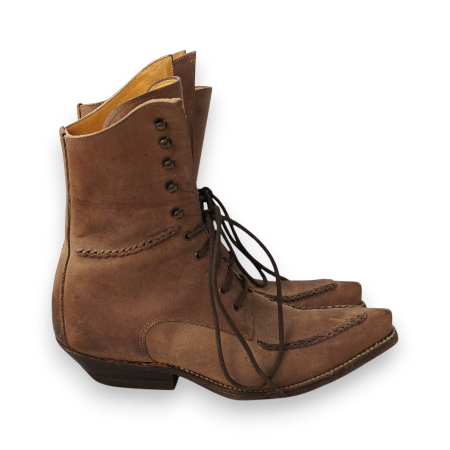 Stivali stringati vintage in pelle marrone Sancho Boots visti di profilo con lacci e tacco western.