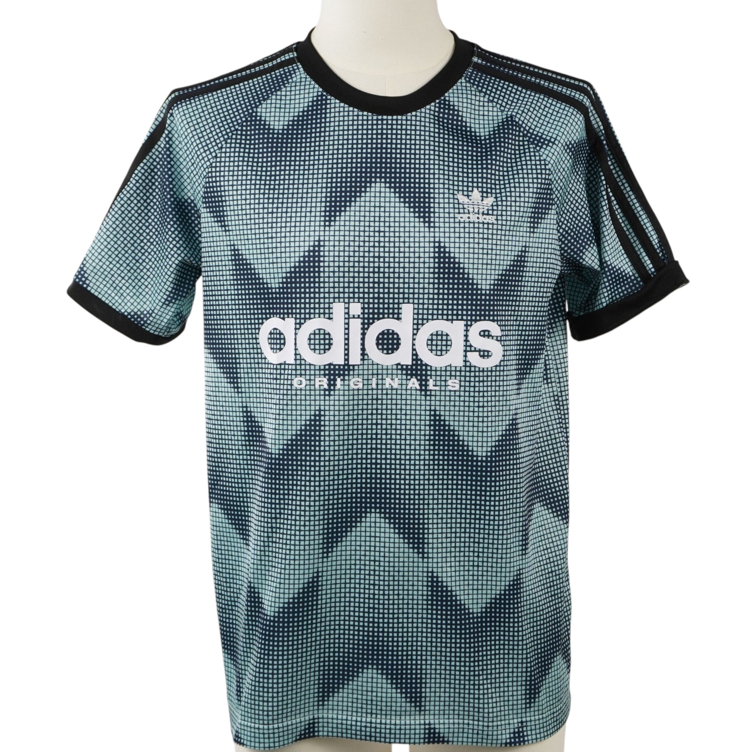 T-shirt uomo adidas Originals FTB AOP Tee con motivo stile calcio vintage verde minerale vista frontale completa su manichino.