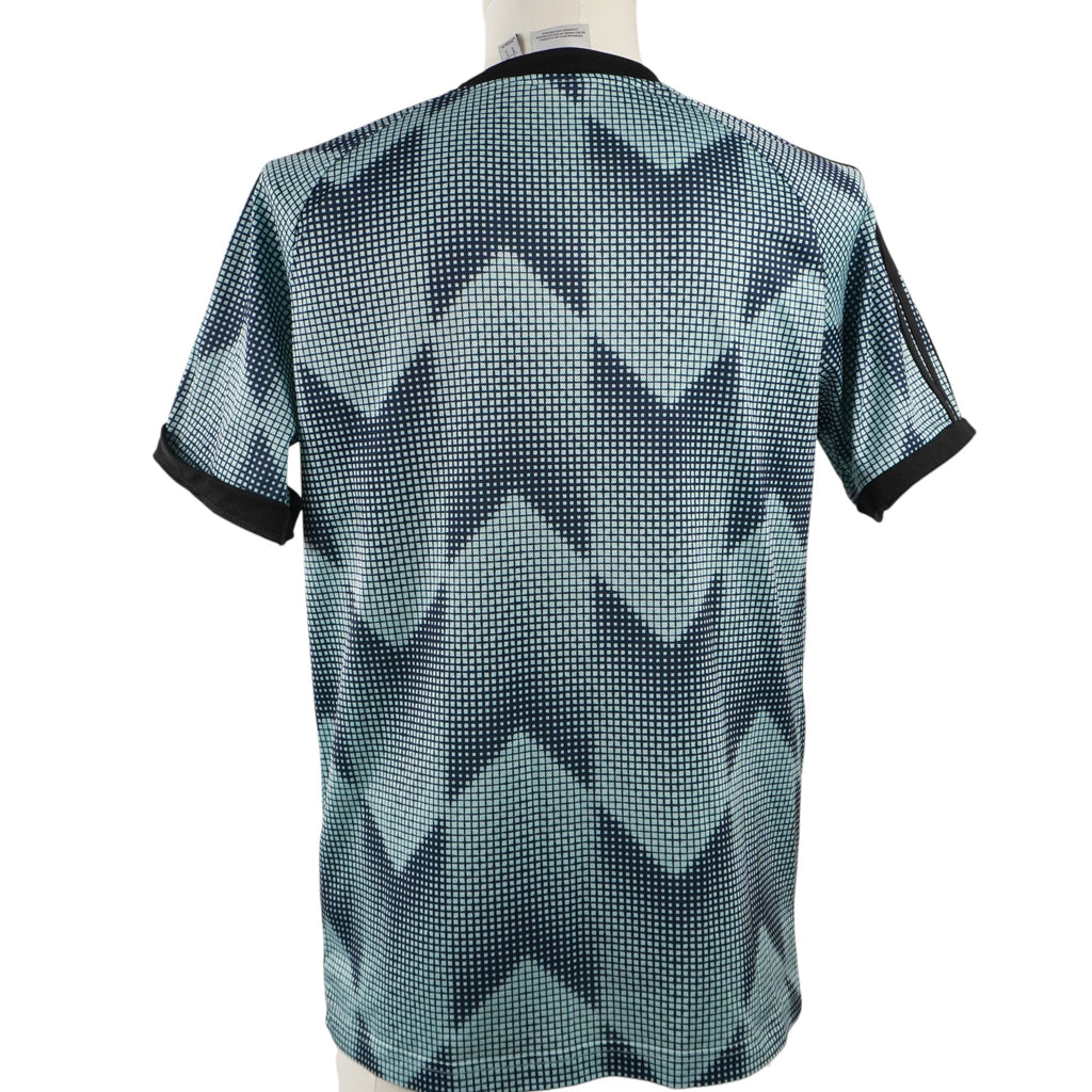  Vista posteriore della maglia adidas Originals FTB AOP che mostra il pattern geometrico a zig-zag continuo sul retro.