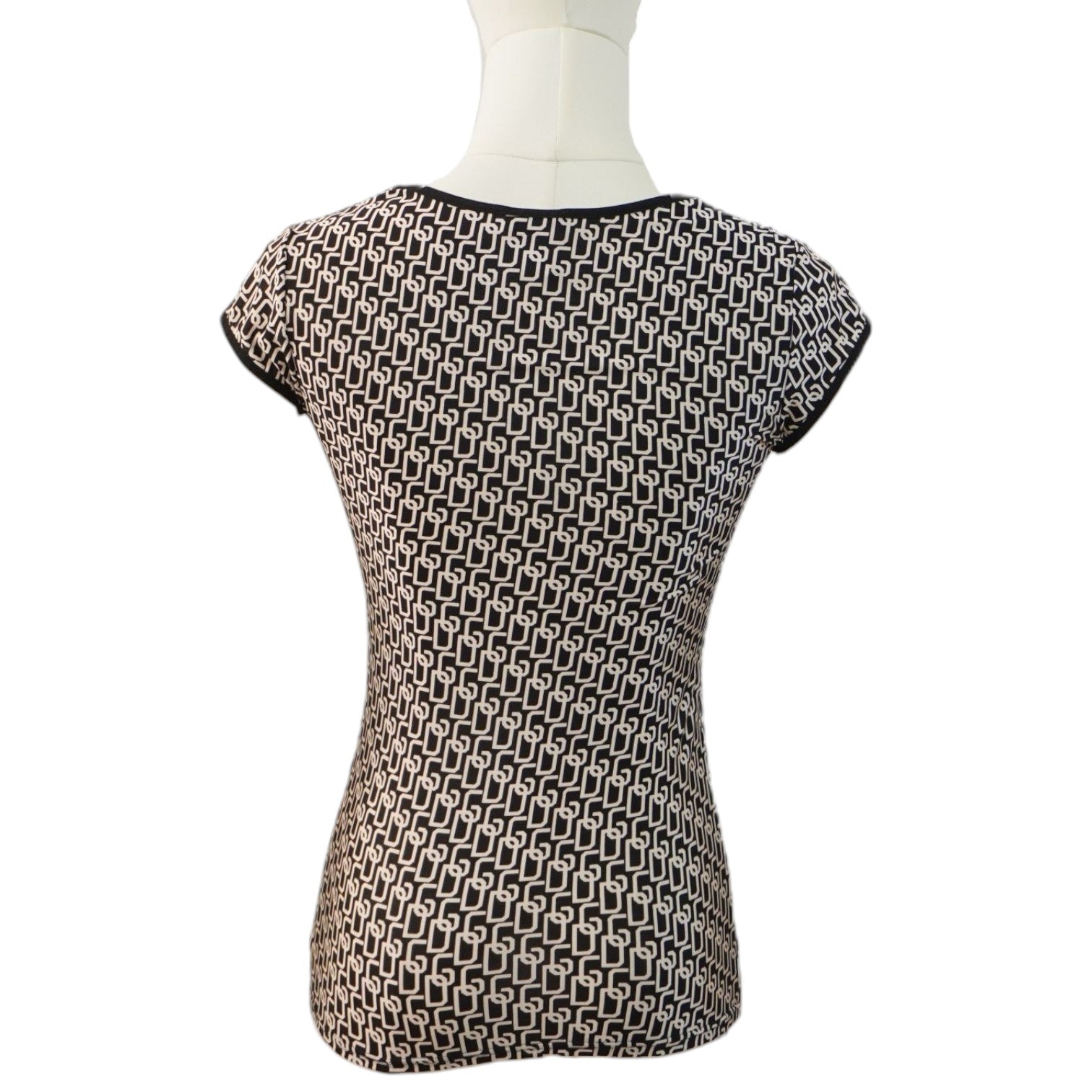 Vista posteriore del top elasticizzato Dolce & Gabbana con stampa geometrica all-over bianca e nera.