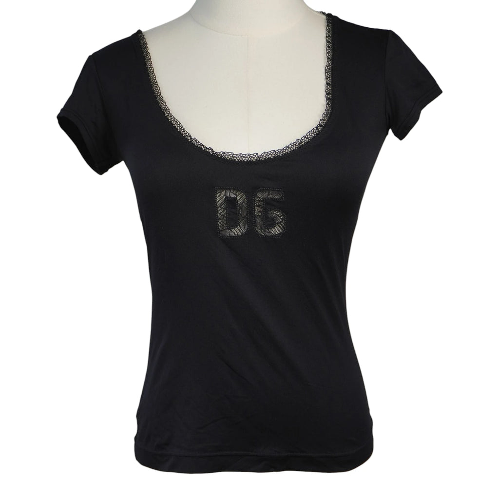 T-shirt nera slim-fit Dolce & Gabbana Underwear su manichino con profondo scollo tondo in pizzo e maxi logo DG ricamato sul petto.