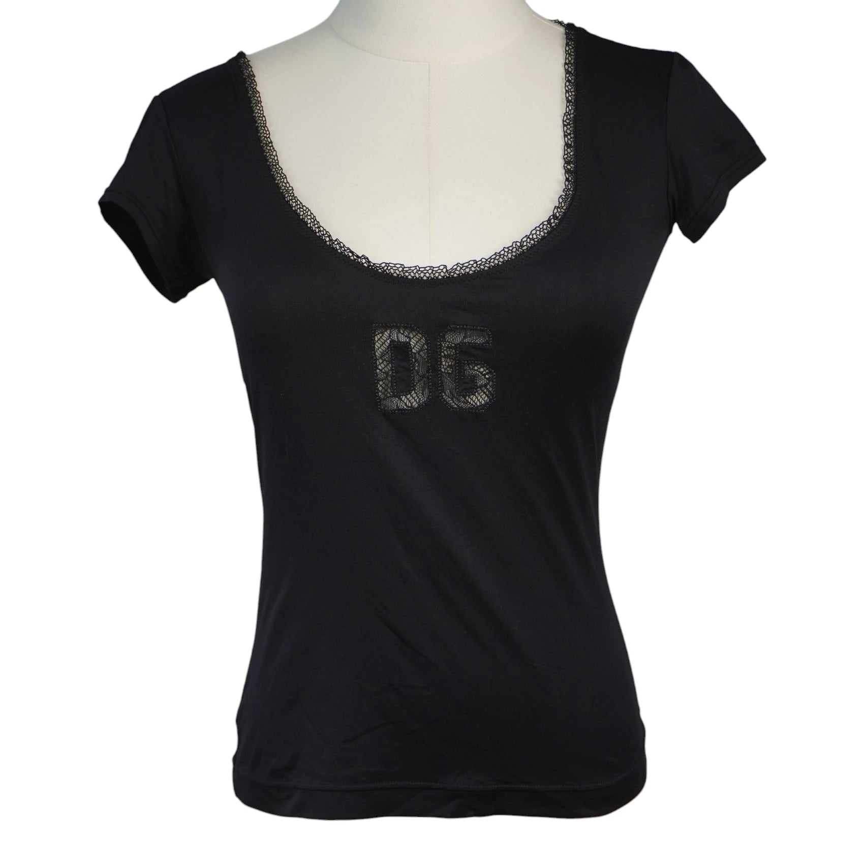 T-shirt nera slim-fit Dolce & Gabbana Underwear su manichino con profondo scollo tondo in pizzo e maxi logo DG ricamato sul petto.