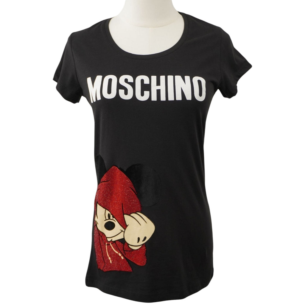 Vista frontale su manichino di una t-shirt nera da donna Moschino con logo bianco sul petto e stampa di Topolino con cappuccio rosso.