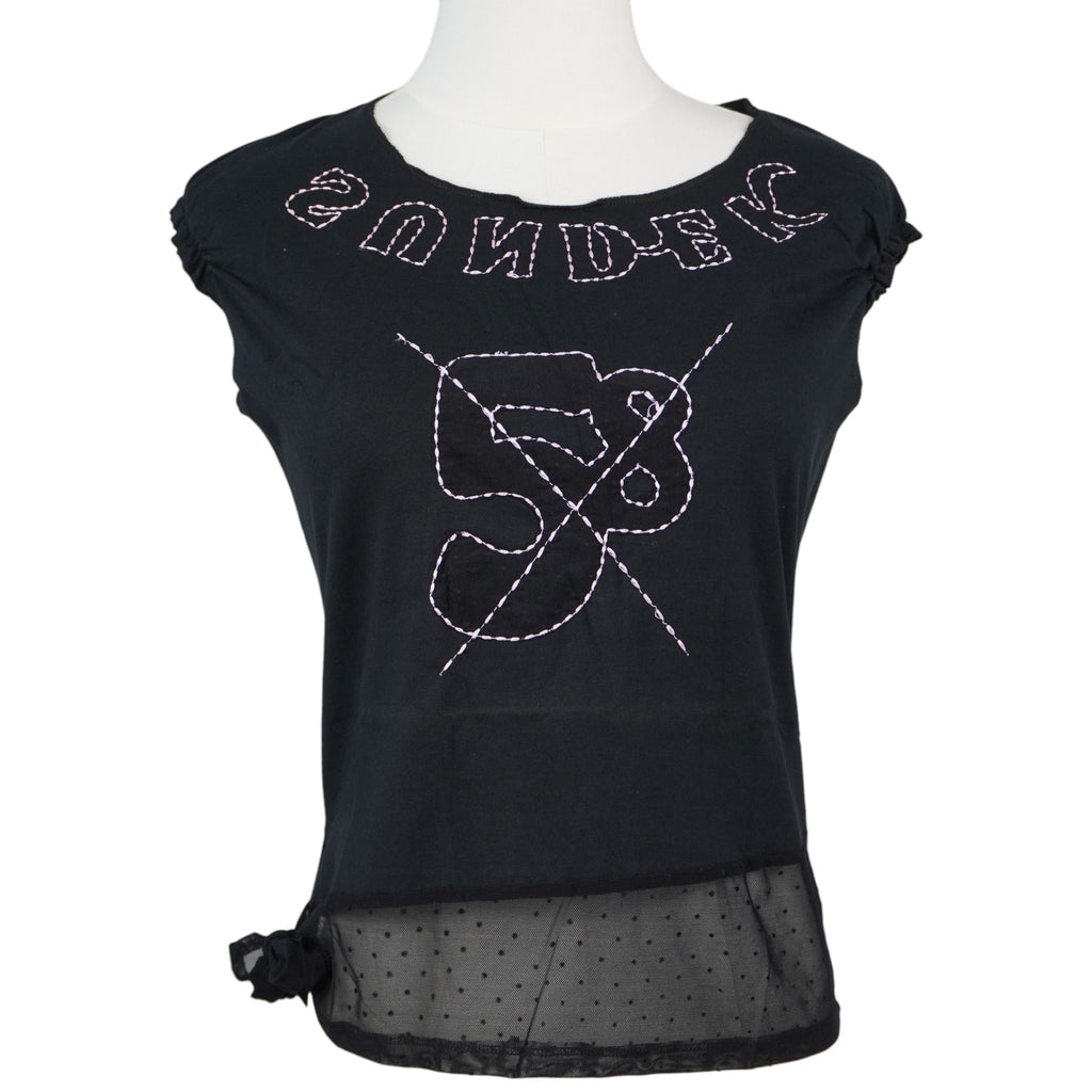 T-shirt Sundek vintage nera con ricami rosa a punto catenella, balza in tulle a pois sul fondo e design urban-chic, vista frontale.
