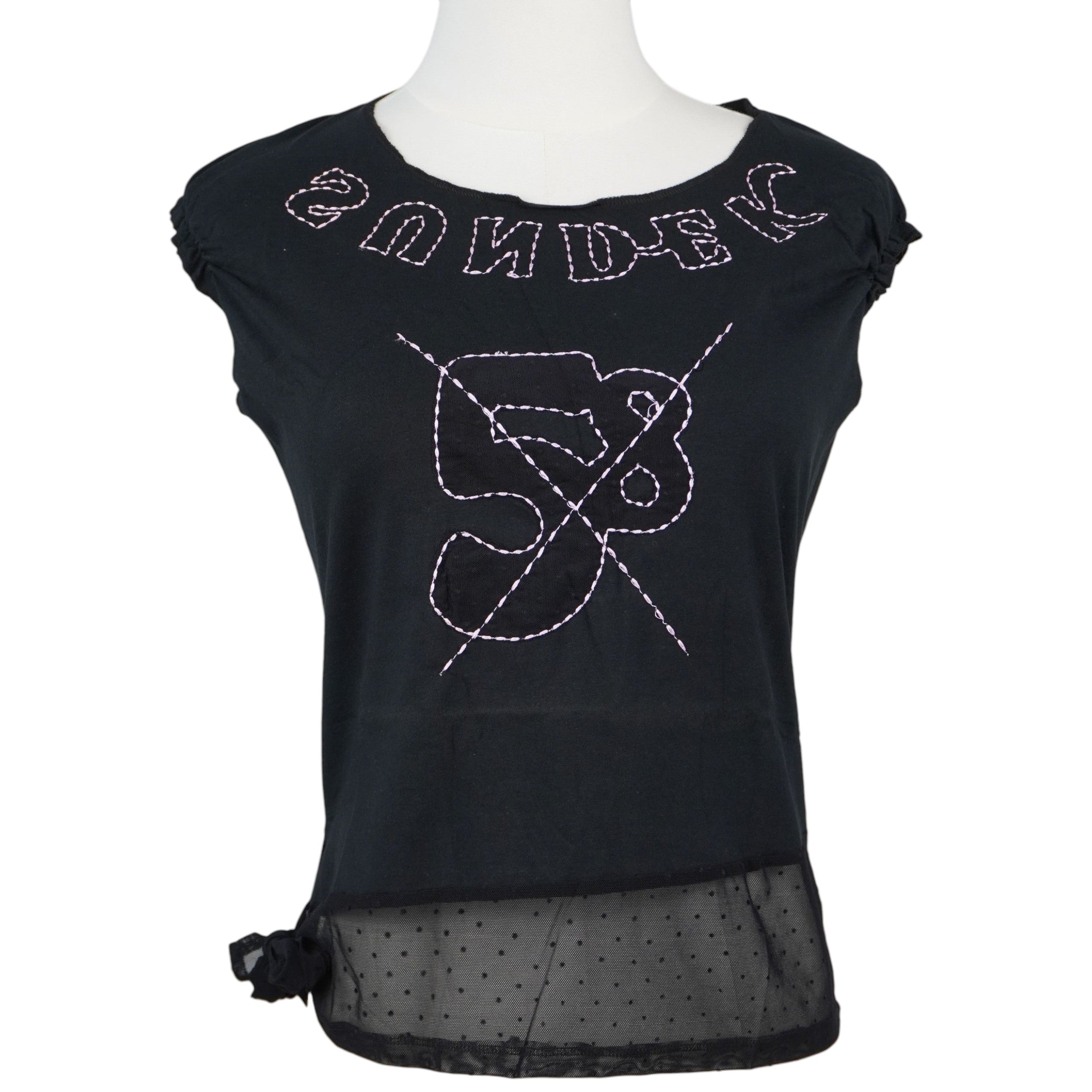 T-shirt Sundek vintage nera con ricami rosa a punto catenella, balza in tulle a pois sul fondo e design urban-chic, vista frontale.