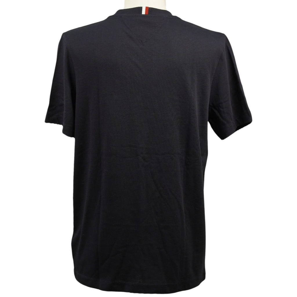 Vista posteriore semplice della maglietta Tommy Hilfiger blu scuro dal taglio regular fit.