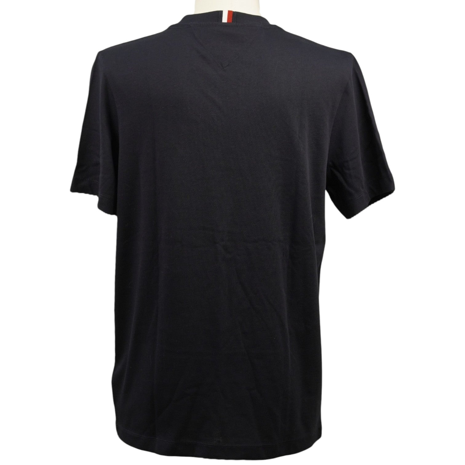 Vista posteriore semplice della maglietta Tommy Hilfiger blu scuro dal taglio regular fit.