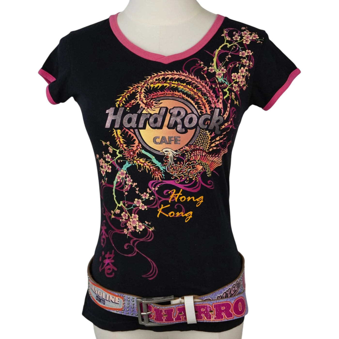Fronte della t-shirt vintage Hard Rock Cafe Hong Kong da donna in cotone nero con profili fucsia a contrasto