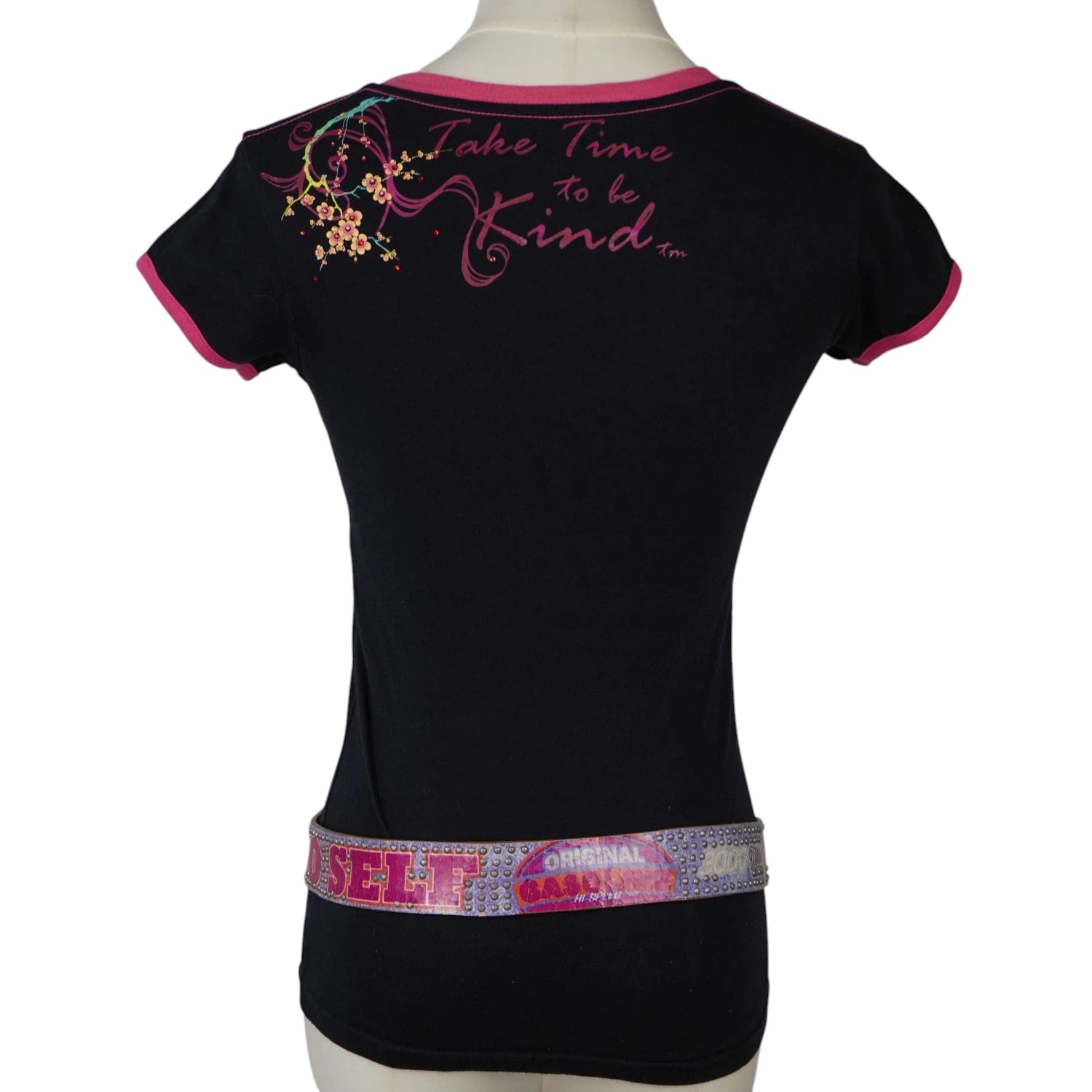 Retro della t-shirt nera Hard Rock Cafe Hong Kong con scritta rosa Take Time to be Kind e dettagli floreali