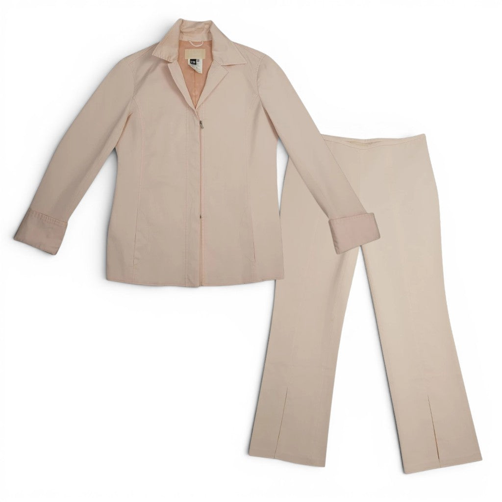 Completo tailleur da donna color rosa cipria composto da giacca a maniche lunghe e pantaloni coordinati, dritto su sfondo bianco.