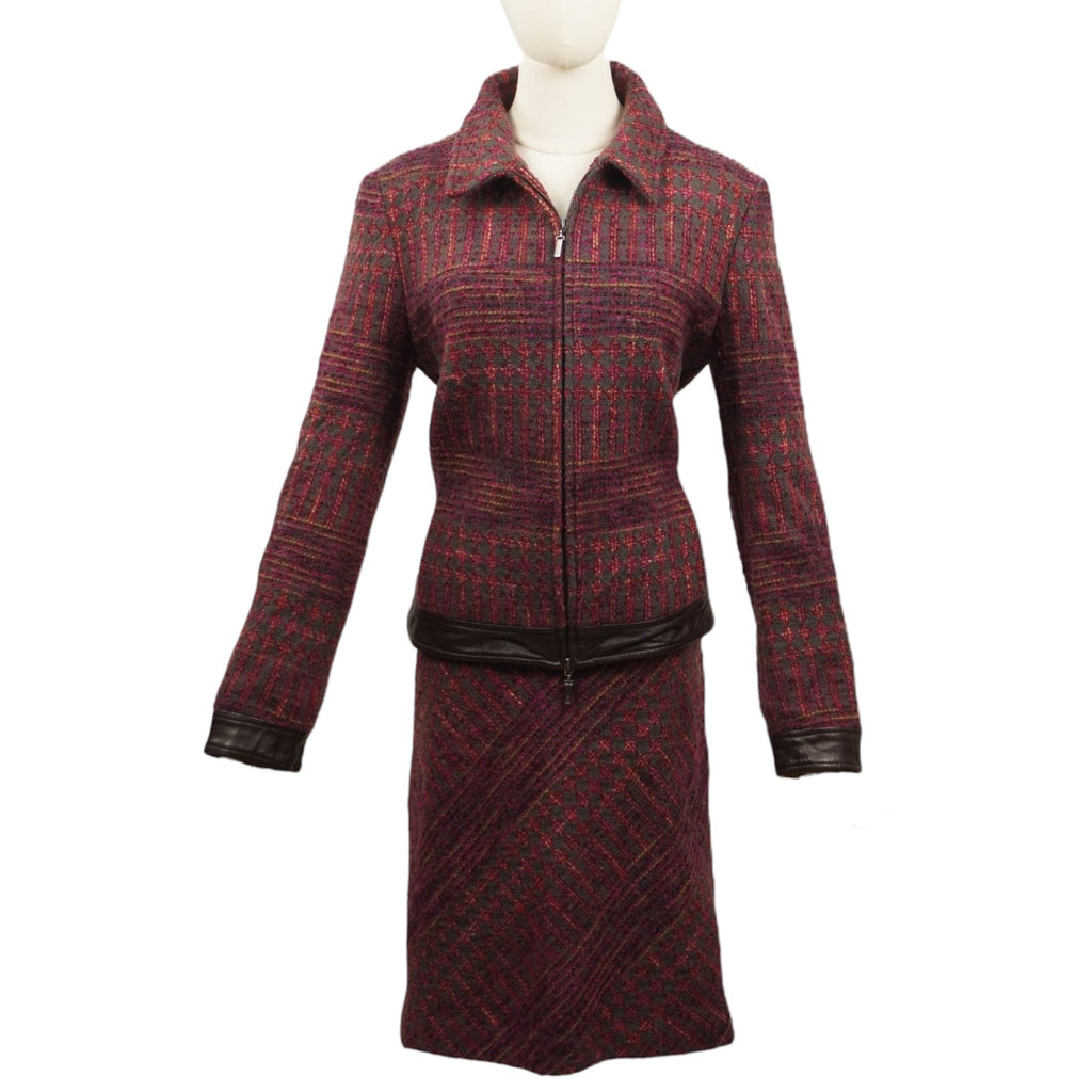 Completo vintage Missoni bordeaux su manichino con giacca chiusa tramite zip e gonna a tubino.