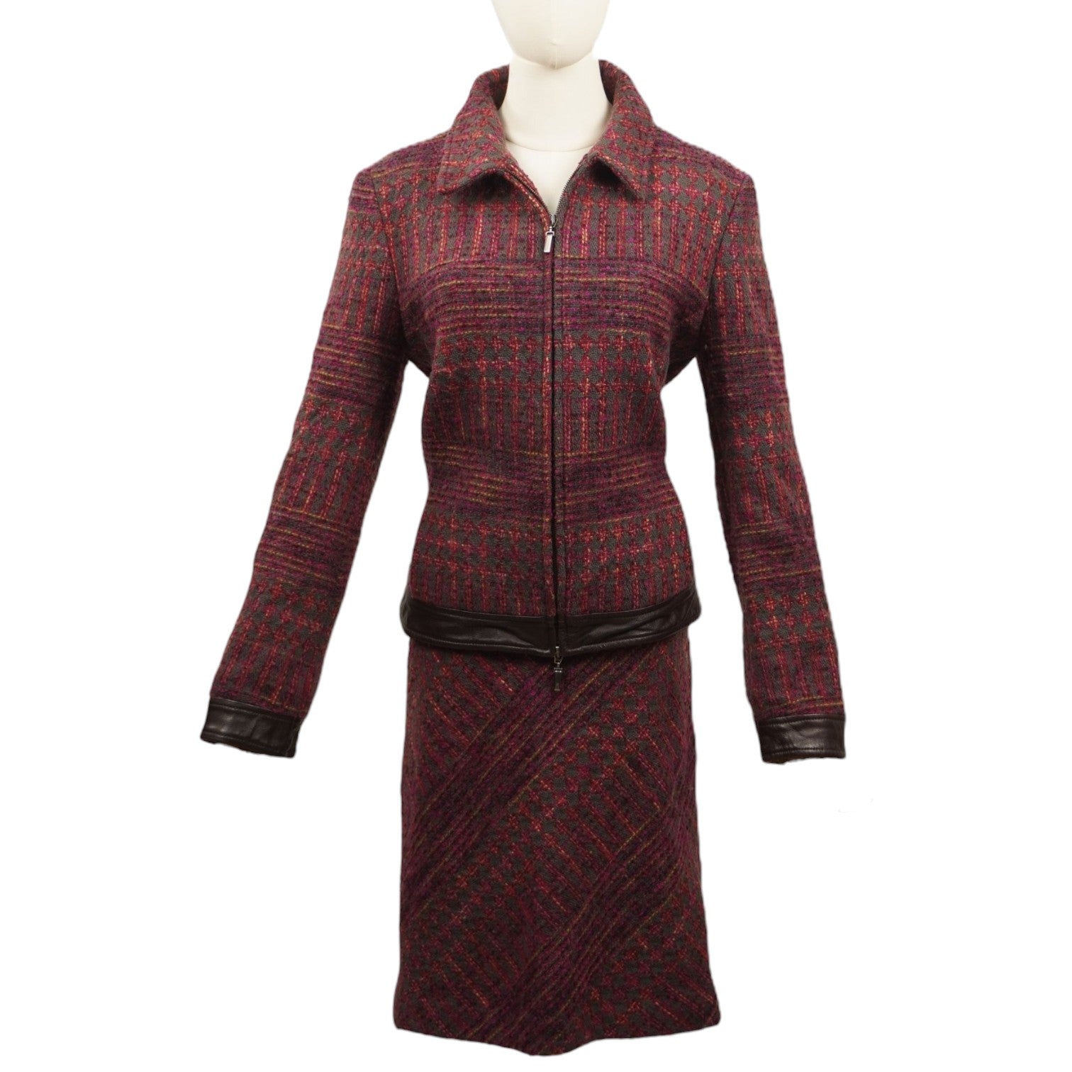 Completo vintage Missoni bordeaux su manichino con giacca chiusa tramite zip e gonna a tubino.