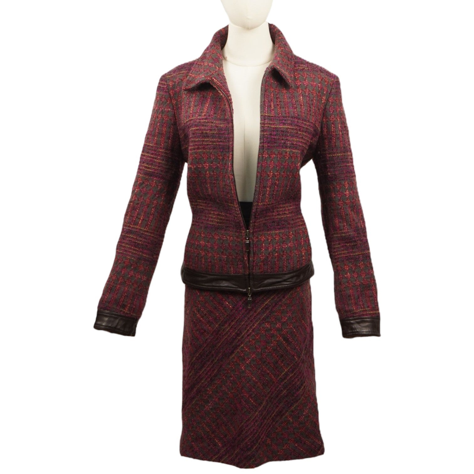 Tailleur Missoni da donna bordeaux con giacca aperta e gonna a tubino coordinata su manichino, vista frontale.