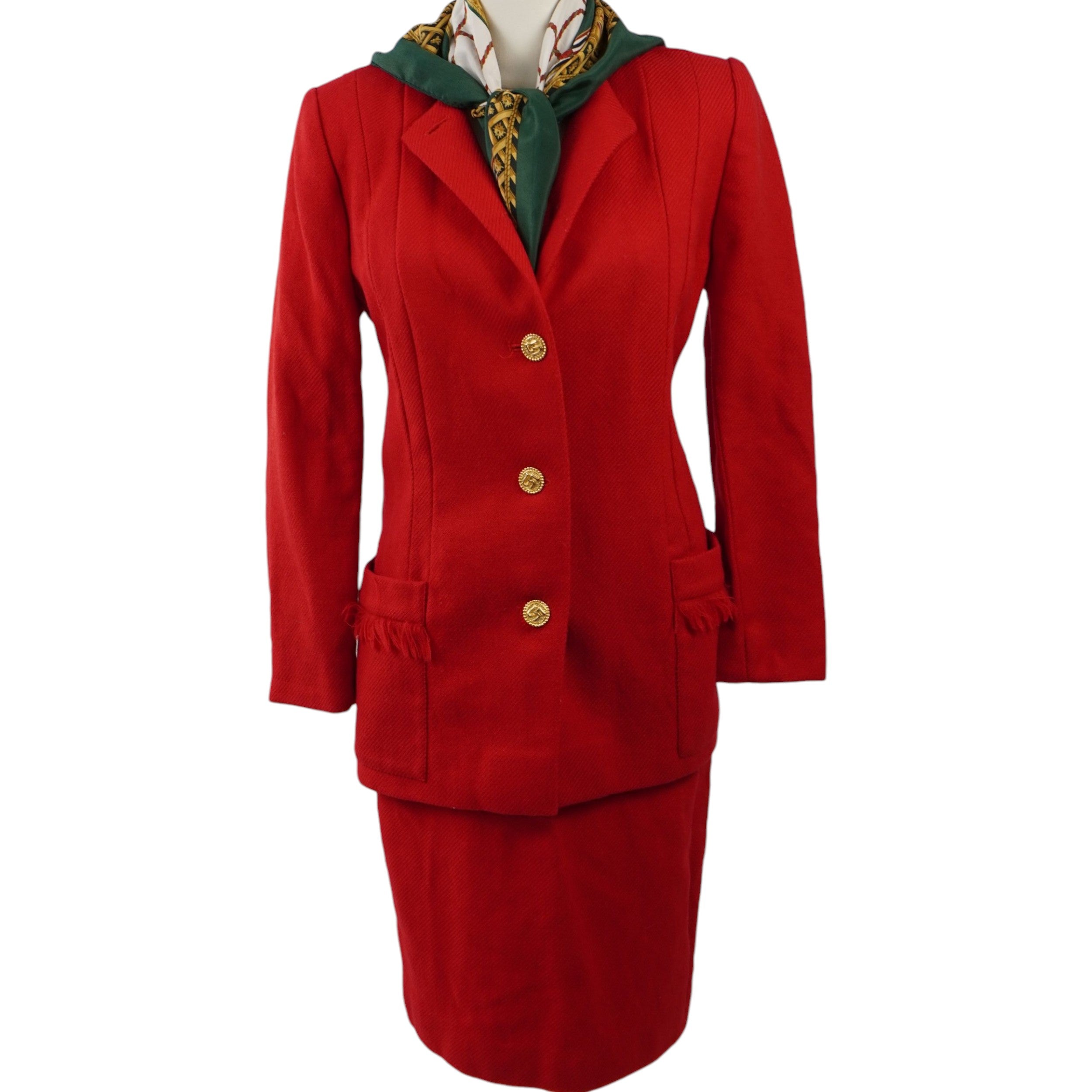 Tailleur completo Luisa Spagnoli rosso corallo con giacca avvitata e gonna a tubino midi indossato su manichino, vista frontale.