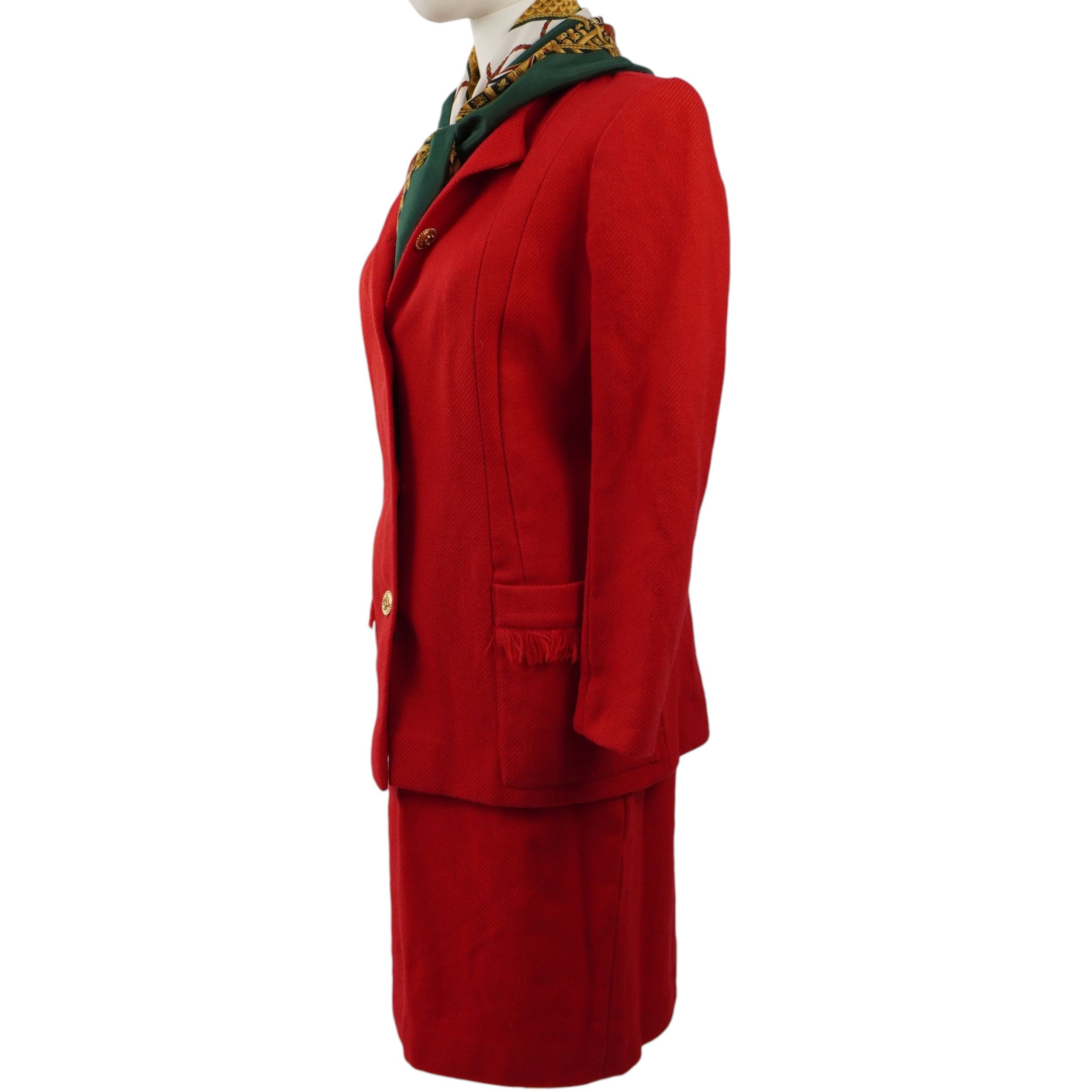 Tailleur due pezzi rosso corallo Luisa Spagnoli con spalline strutturate, vista laterale su manichino.