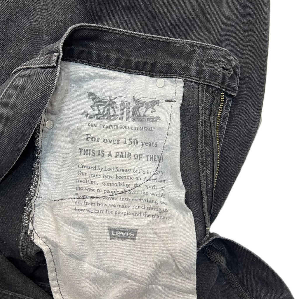 Primo piano della fodera interna della tasca con la serigrafia celebrativa "150 Years of 501" (1873-2023) originale Levi's.
