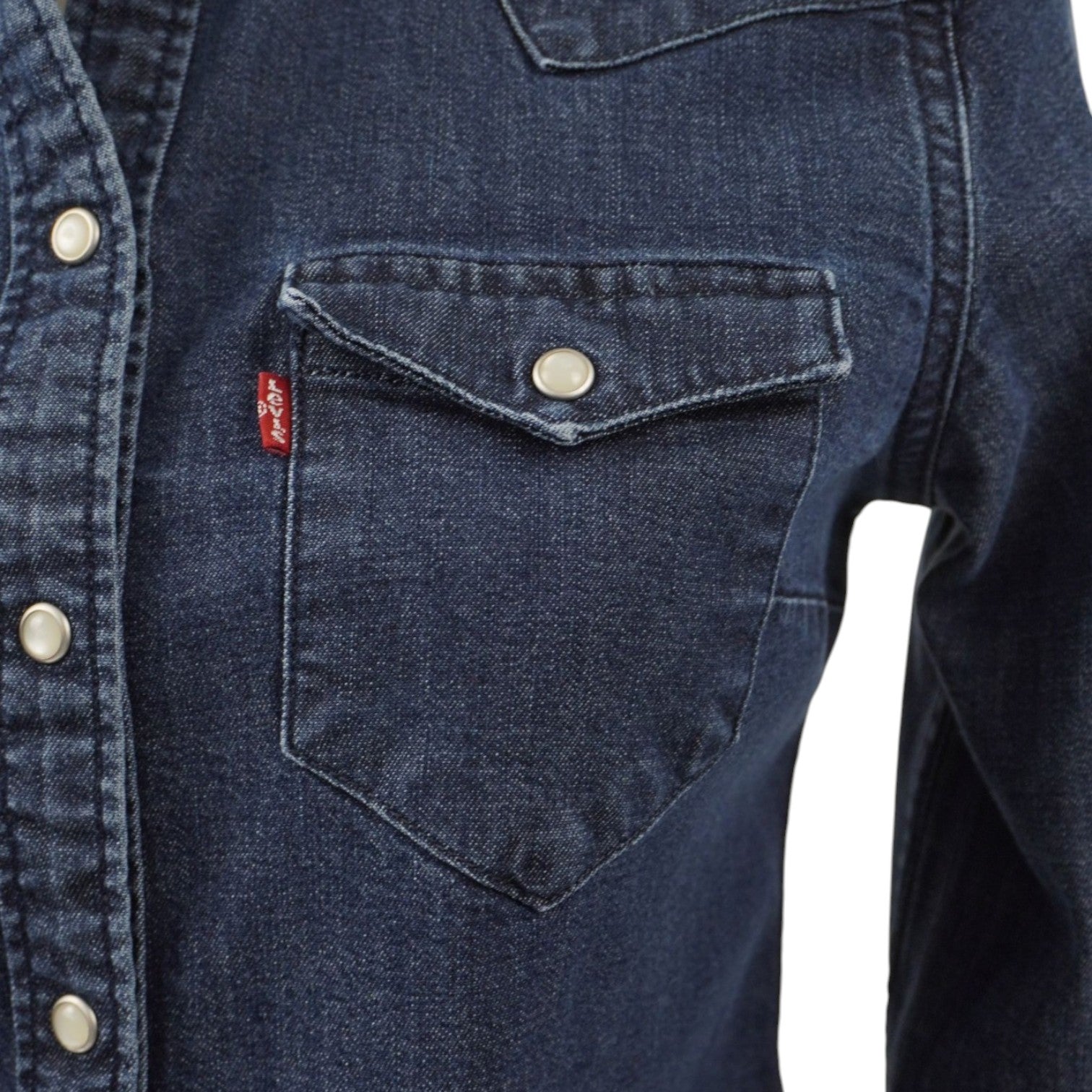 Primo piano della tasca a punta sul petto con l'iconica etichetta rossa Red Tab originale Levi's.
