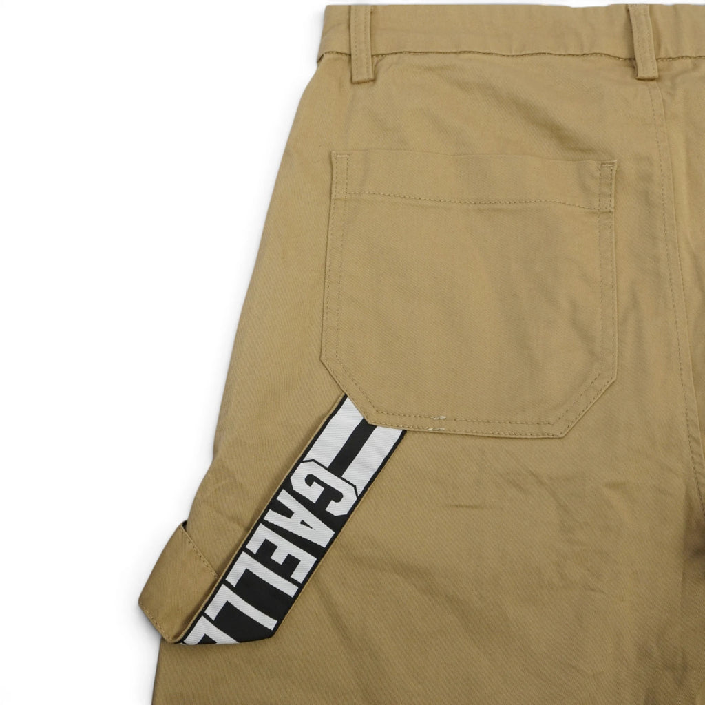 Primo piano della tasca posteriore e del passante utility con la scritta bianca gommata Gaëlle su fondo nero.