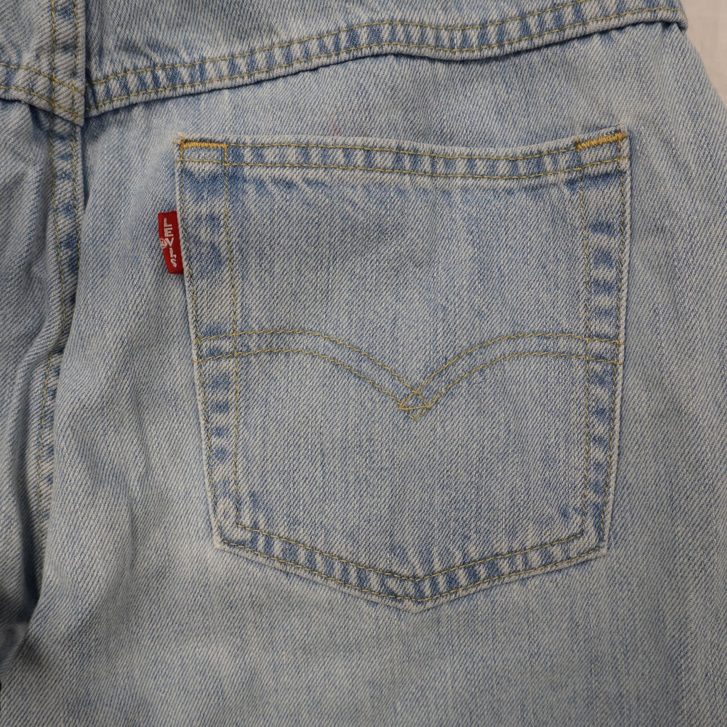 Tasca posteriore della tuta in jeans Levi's con ricamo arcuato a ali di gabbiano e Red Tab rossa