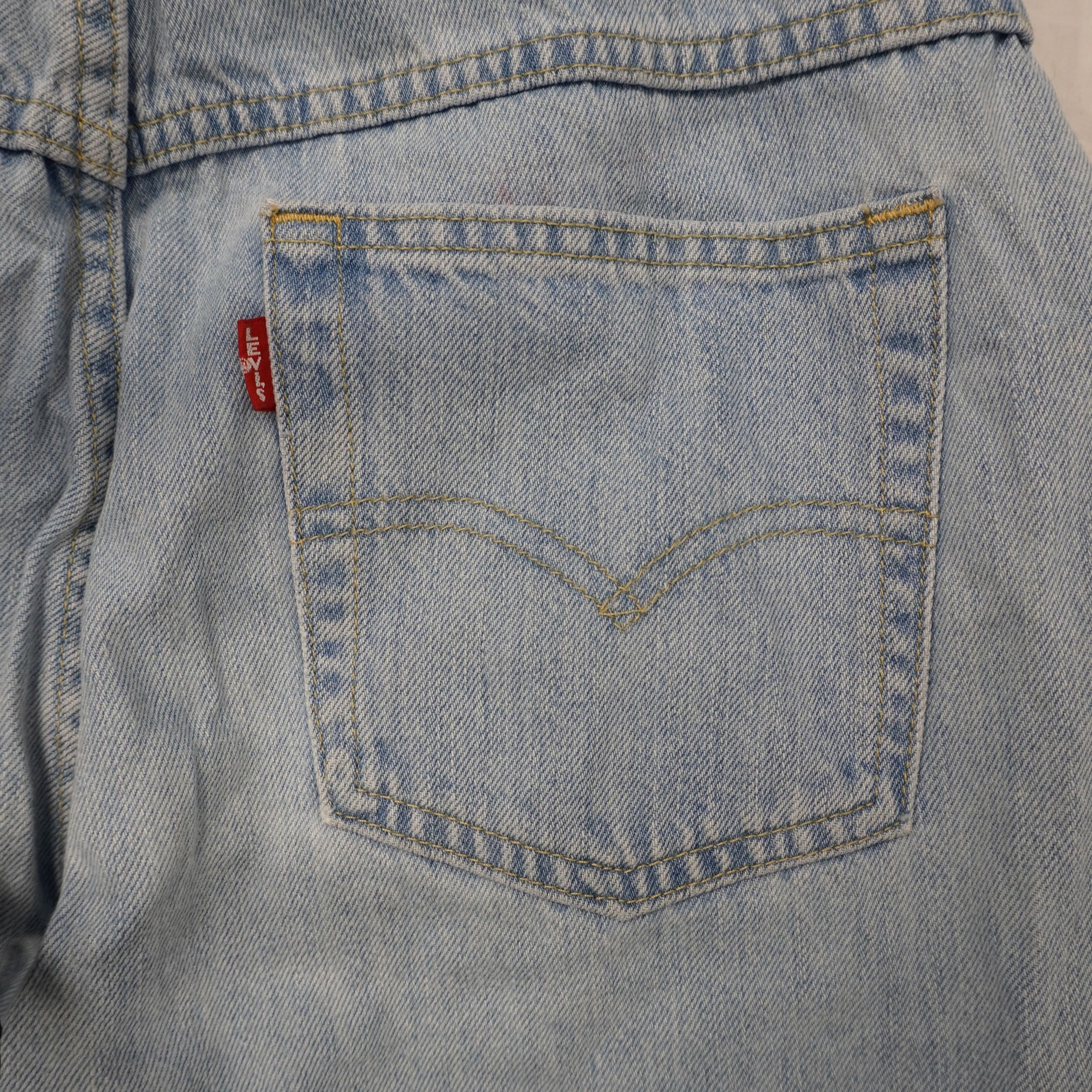 Tasca posteriore della tuta in jeans Levi's con ricamo arcuato a ali di gabbiano e Red Tab rossa