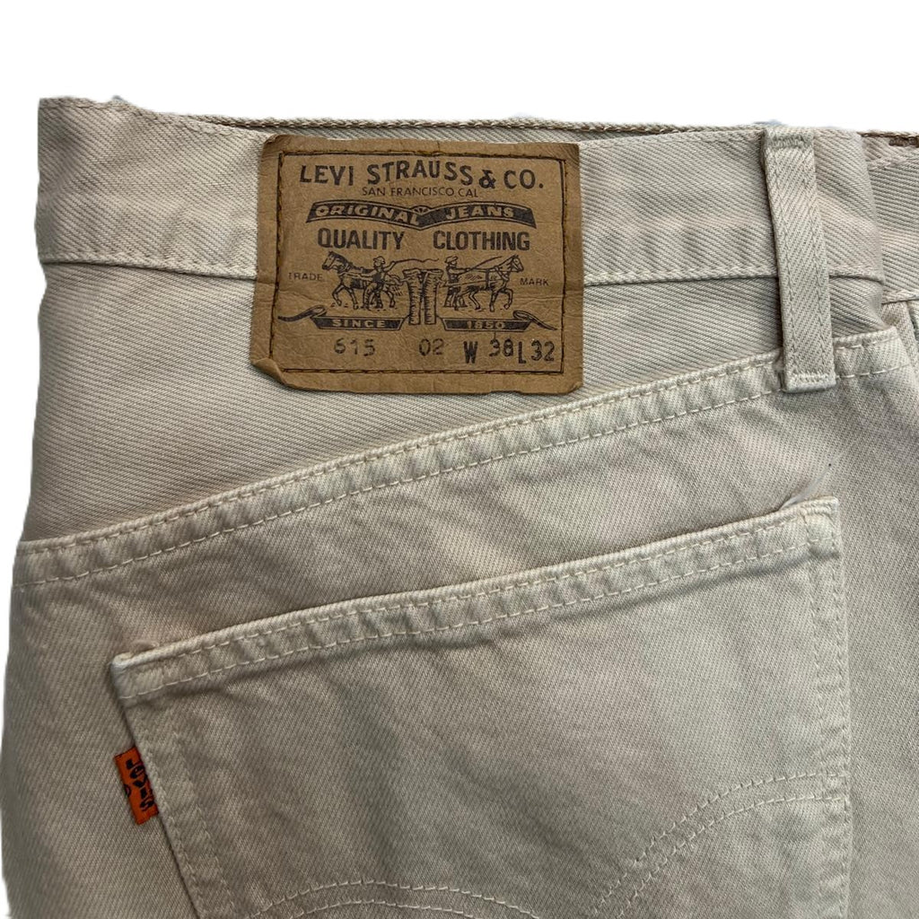 Dettaglio della tasca posteriore destra con il patch classico in cuoio "Levi Strauss & Co." e la celebre linguetta arancione Orange Tab cucita sul bordo.