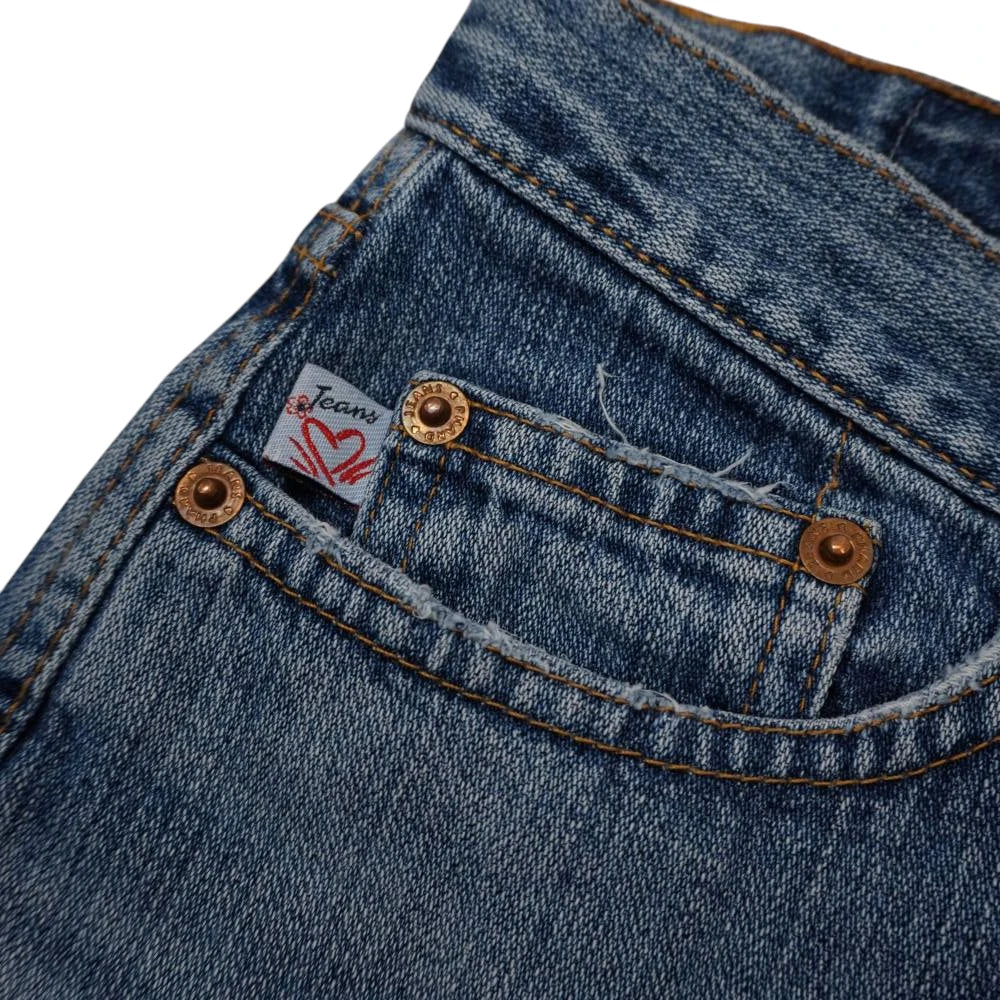 Dettaglio ravvicinato del taschino anteriore con etichetta a cuore e rivetti in rame incisi Phard Jeans.