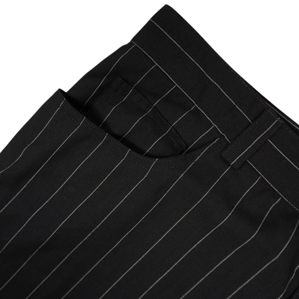 Zoom angolato della tasca frontale destra dei pantaloni gessati che mostra il taschino portamonete interno.